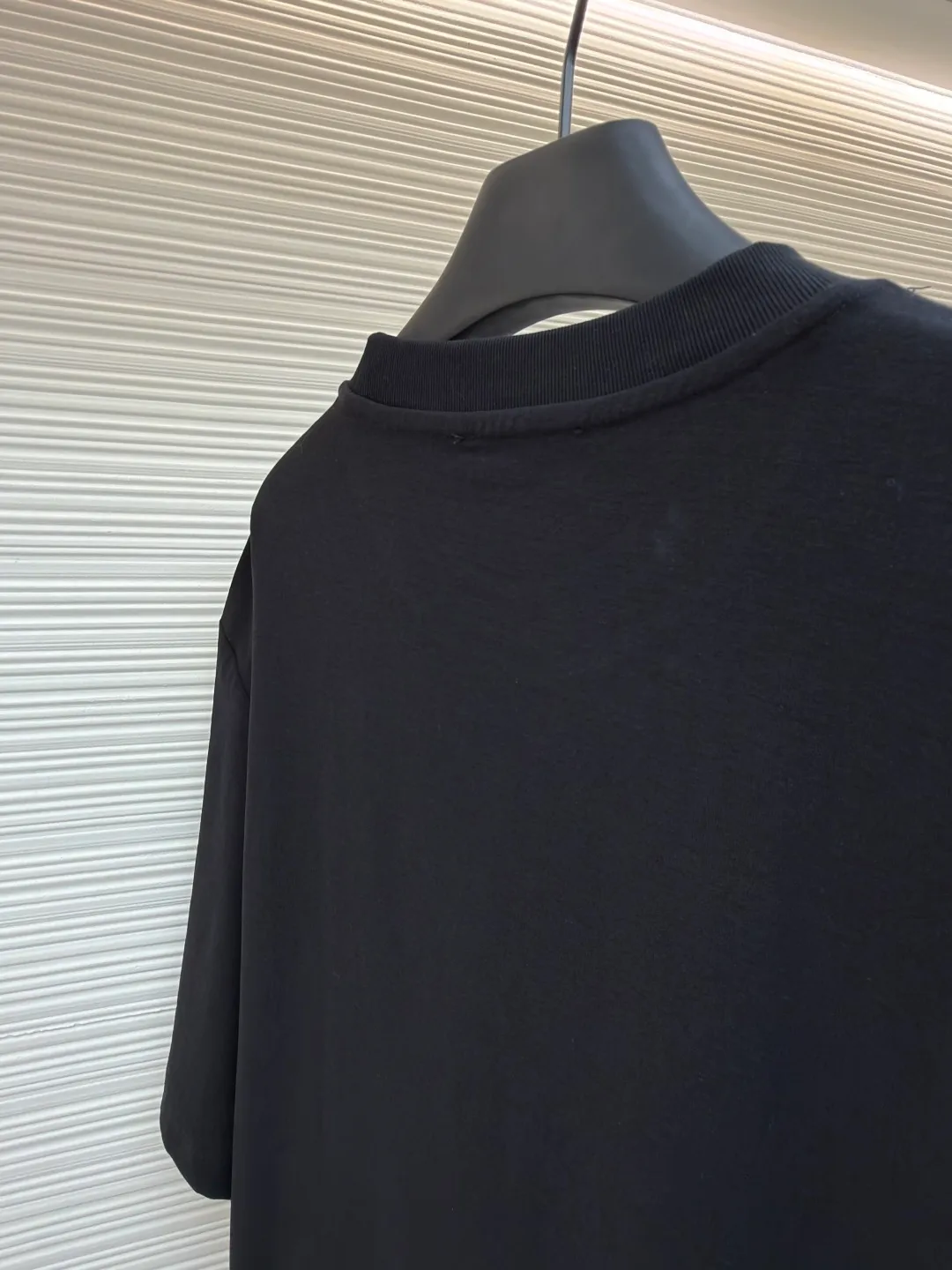 Prada terry embroidered short sleeves ●Original version: Purchased and developed for 10700 ●Item number: 1682425-X95 ●Fabric: double-woven satin fabric ●Technology: terry embroidered production ●Color: black ●Version: fitted version ●Weight: about 285 grams ●Size: S-M-L-XL ●Description: Customized fine double-woven satin with excellent texture, comfortable and flawless tones, pure and elegant Its ingenious and homogeneous towel embroidered Prada logo adds brand recognition without being complicated. It can lead the fashion trend with just one color and is a versatile item. Using towel embroidery technology, a traditional hand-made embroidery technology, the embroidery is carried out using needle methods and completed by changing the hooking action of a special machine head. The coils are interlocked one by one, thus bringing a towel-like texture and effect. The fabrics have been washed and have a better hand feel and texture. It is not easy to deform, shrink or fade, and maintains long-term beauty. The overall wiring is straight and delicate, the fabric is comfortable and soft, and the color is consistent without color difference. It can be matched with the same style to create a fashionable look and control various occasions. Customized accessories, complete with three standards, same style for men and women!