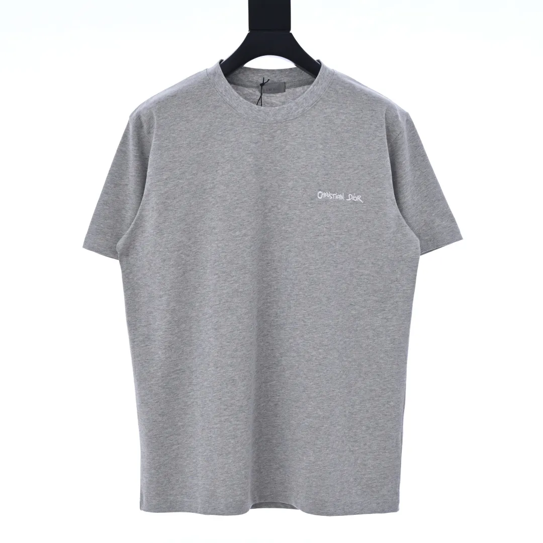 🅿️330 (higher version) DIOR CD cursive embroidered letter short-sleeved T-shirt. The original version is 7400, purchased from Taikoo Hui. The original version is customized with 270g cotton fabric, haze blue, apricot dyeing, and the thread dyeing is the same as the original version. The imported machine embroidery process makes the letter logo show a delicate and exquisite effect, enhancing the decorative effect. Use an embroidery machine to embroider the designed letter logo onto the patch. Color: black, haze blue, apricot, white, floral gray Size: S-L