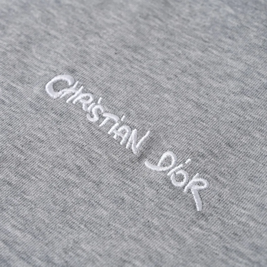 🅿️330 (higher version) DIOR CD cursive embroidered letter short-sleeved T-shirt. The original version is 7400, purchased from Taikoo Hui. The original version is customized with 270g cotton fabric, haze blue, apricot dyeing, and the thread dyeing is the same as the original version. The imported machine embroidery process makes the letter logo show a delicate and exquisite effect, enhancing the decorative effect. Use an embroidery machine to embroider the designed letter logo onto the patch. Color: black, haze blue, apricot, white, floral gray Size: S-L