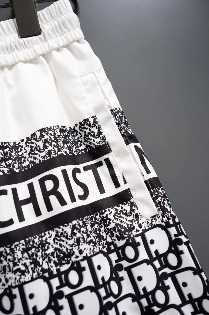 🅿️130 #V2435 [Replenishment all year round] Dior’s new classic casual beach shorts, classic plaid quick-drying three-quarter pants, the same style for men and women, the fabric is made of polyester fiber, which is stain-resistant and wrinkle-resistant, the most suitable material for going out in summer! It is guaranteed to be cool and comfortable enough at the same time. It is super stylish when you wear it casually. You can clearly see the texture when you look at the photos. It is not the general market material that can seduce a person who wants to go on vacation in a minute. It has pockets on both sides and a drawstring at the waist. It is a very practical design. The workmanship, details and fit are impeccable. It can be worn as casual pants or beach pants. It is a must-have for beach vacations, home leisure, gym equipment, morning running and night running. It is practical and functional. Color: White Black Size: M-XXXL