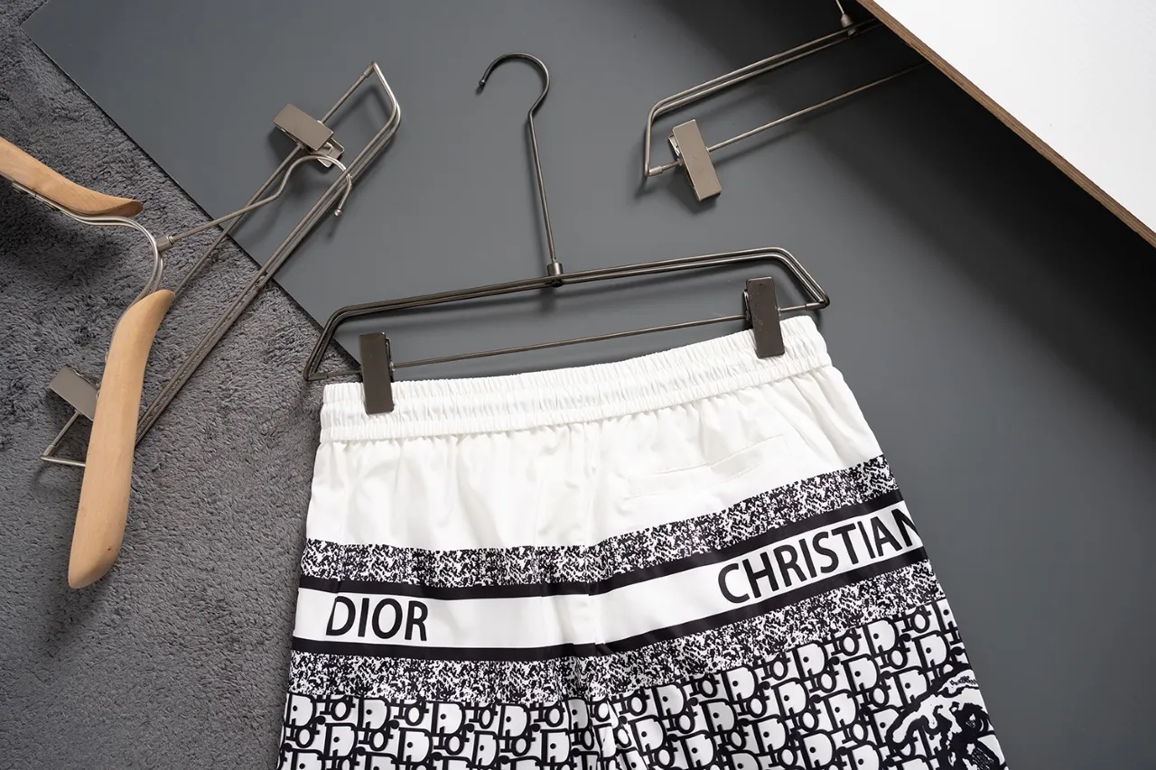 🅿️130 #V2435 [Replenishment all year round] Dior’s new classic casual beach shorts, classic plaid quick-drying three-quarter pants, the same style for men and women, the fabric is made of polyester fiber, which is stain-resistant and wrinkle-resistant, the most suitable material for going out in summer! It is guaranteed to be cool and comfortable enough at the same time. It is super stylish when you wear it casually. You can clearly see the texture when you look at the photos. It is not the general market material that can seduce a person who wants to go on vacation in a minute. It has pockets on both sides and a drawstring at the waist. It is a very practical design. The workmanship, details and fit are impeccable. It can be worn as casual pants or beach pants. It is a must-have for beach vacations, home leisure, gym equipment, morning running and night running. It is practical and functional. Color: White Black Size: M-XXXL