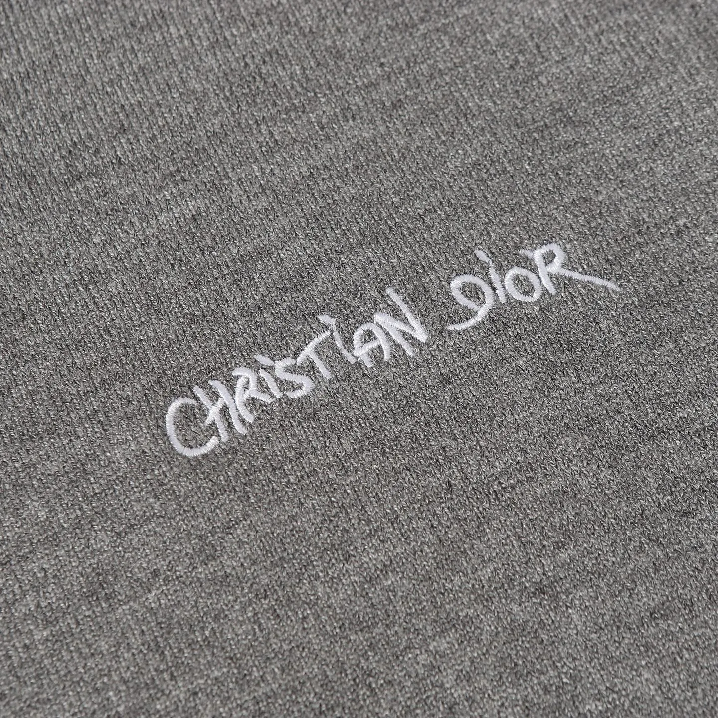 🅿️390 CD 24FW letter embroidered crew neck sweater, originally purchased and developed for 13,000, using 70 wool, 30 camel hair blended 40 count double-ply yarn to carry the ball. The pattern-spun yarn is custom-dyed in gray, and an imported 12-needle knitting machine is used for the plain weave process. The embroidery uses high-density three-dimensional embroidery process, and the entire garment is specially washed with wool to prevent shrinkage. Buttons are custom made of natural resin with logo engraving. Same style for men and women! size: S/M/L
