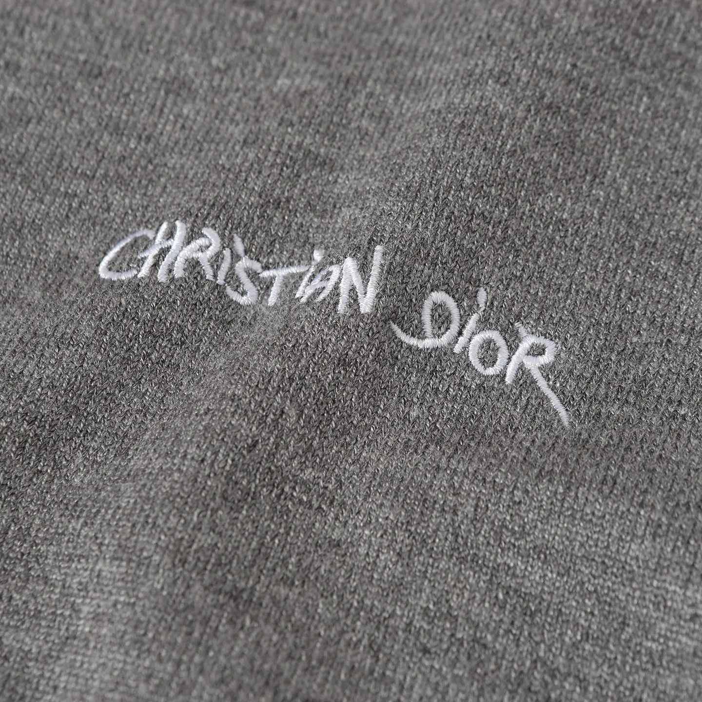 🅿️390 CD 24FW letter embroidered crew neck sweater, originally purchased and developed for 13,000, using 70 wool, 30 camel hair blended 40 count double-ply yarn to carry the ball. The pattern-spun yarn is custom-dyed in gray, and an imported 12-needle knitting machine is used for the plain weave process. The embroidery uses high-density three-dimensional embroidery process, and the entire garment is specially washed with wool to prevent shrinkage. Buttons are custom made of natural resin with logo engraving. Same style for men and women! size: S/M/L