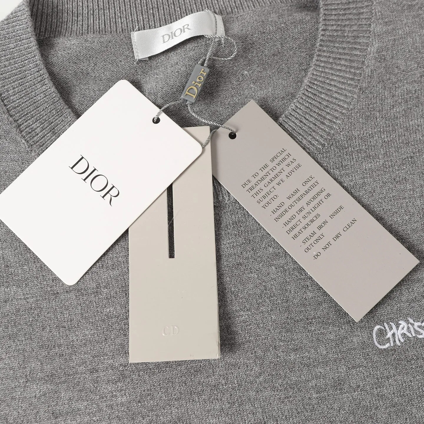 🅿️390 CD 24FW letter embroidered crew neck sweater, originally purchased and developed for 13,000, using 70 wool, 30 camel hair blended 40 count double-ply yarn to carry the ball. The pattern-spun yarn is custom-dyed in gray, and an imported 12-needle knitting machine is used for the plain weave process. The embroidery uses high-density three-dimensional embroidery process, and the entire garment is specially washed with wool to prevent shrinkage. Buttons are custom made of natural resin with logo engraving. Same style for men and women! size: S/M/L