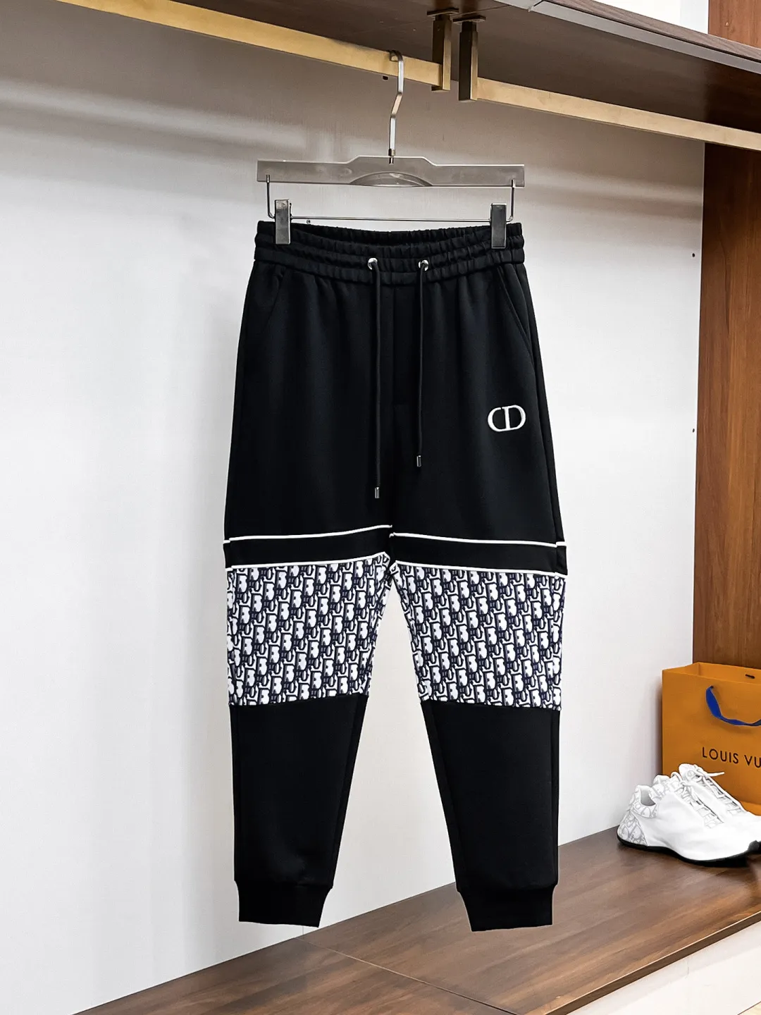 🅿️720 Dior 2025 autumn and winter new counter casual suit of the same style, breathable, comfortable and casual! Full of high-end feel! The details are exquisite and high-end, and the workmanship is impeccable! The original high-end fabric is very high-end! The fabric is crisp, anti-wrinkle and wear-resistant, warm, neat and stylish. Everyone must buy a set this autumn and winter. They must look cool and cool when wearing it. We especially recommend the size M-3XLC30