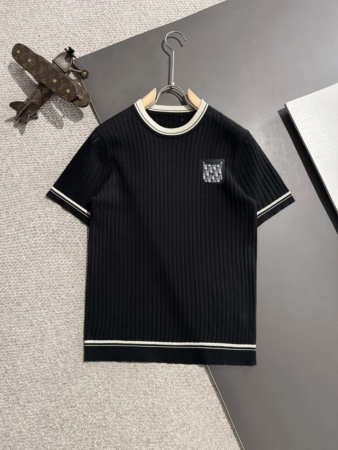 🅿️330 shipped next day. High quality Dior 2025 spring and summer new men's round neck short-sleeved T-shirt. Made of combed cotton yarn knitted cotton fabric. Pure cotton high-weight special yarn. It feels heavy when weighed. The upper body is also more textured than ordinary T-shirts. This texture can cope with the weather easily and is suitable for both hot and cold! The pattern on the chest adopts three-dimensional embroidery technology, and is perfectly produced stitch by stitch with reference to the original version! Loose fit design, looks noble. Size: M to XXXL