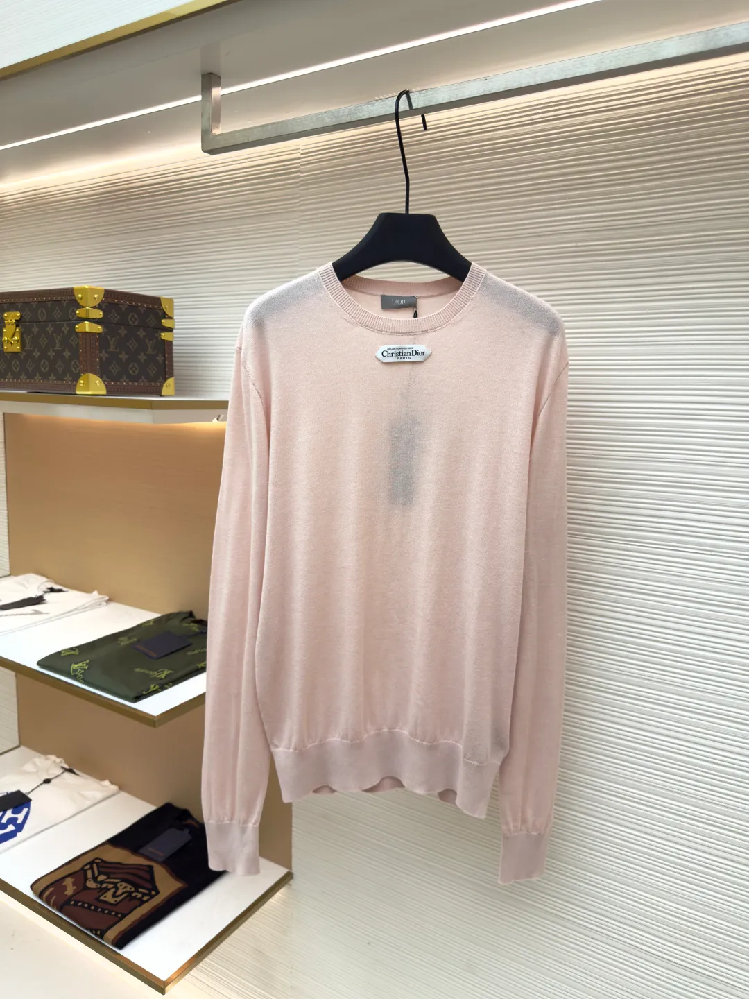 Dior small label round neck woolen long sleeves ●Original version: Purchased and developed by 9233 ●Item number: 1680718-A60 ●Material: wool fabric ●Technology: knitted production ●Version: fitted version ●Weight: about 240 grams ●Size: XS-S-M-L ●Description: Selected dyeing wool knitted plain fabric. The plain knitted structure ensures the fabric is tight, flat and has good elasticity, and is not easy to loose and deform. The high-grade wool material brings an extremely soft, skin-friendly and delicate touch, while also having natural warmth and breathability. The unique glossy and soft texture fully reflects the texture of the fabric. "Paris" on the label emphasizes the brand's French origins and fashion tradition; it is presented through the jacquard woven label process, reflecting the brand's pursuit of advanced craftsmanship and classic aesthetics. The brand text/pattern is woven directly into the label through a digital jacquard loom. The texture is clear and the edges are burr-free. Compared with ordinary printed labels, it is more three-dimensional and durable. Made of high-count cotton material, it ensures a soft touch while maintaining stiffness; the classic white background is interspersed with black text, which enhances the quality through the luster of the yarn itself. Rib knitting technology is applied to the round neck, cuffs and hem to provide excellent elastic recovery; ensuring that these key parts will not loosen easily after long-term wear and remain crisp and stylish. The overall shape is likely to be a classic fit or a slightly loose cut, which is designed to ensure comfort and smoothly outline the silhouette. The overall wiring is straight and delicate, the fabric is comfortable and soft, and the color is consistent without color difference. It can be matched with the same style to create a fashionable look and control various occasions. Customized accessories, complete with three standards, same style for men and women!