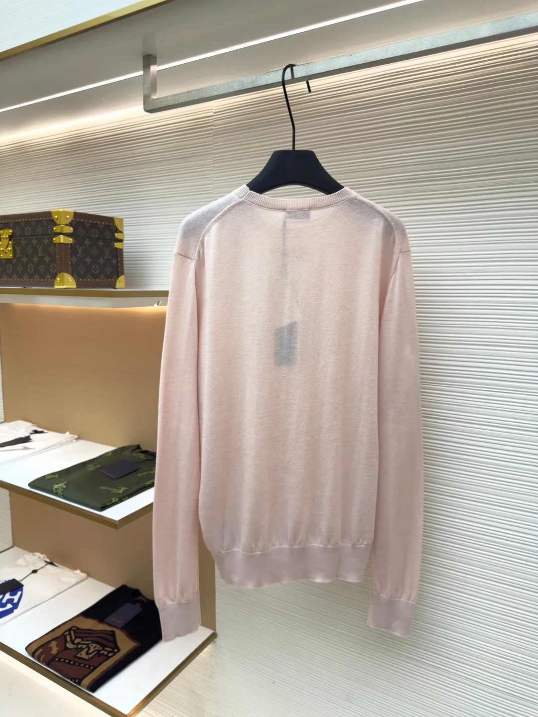 Dior small label round neck woolen long sleeves ●Original version: Purchased and developed by 9233 ●Item number: 1680718-A60 ●Material: wool fabric ●Technology: knitted production ●Version: fitted version ●Weight: about 240 grams ●Size: XS-S-M-L ●Description: Selected dyeing wool knitted plain fabric. The plain knitted structure ensures the fabric is tight, flat and has good elasticity, and is not easy to loose and deform. The high-grade wool material brings an extremely soft, skin-friendly and delicate touch, while also having natural warmth and breathability. The unique glossy and soft texture fully reflects the texture of the fabric. "Paris" on the label emphasizes the brand's French origins and fashion tradition; it is presented through the jacquard woven label process, reflecting the brand's pursuit of advanced craftsmanship and classic aesthetics. The brand text/pattern is woven directly into the label through a digital jacquard loom. The texture is clear and the edges are burr-free. Compared with ordinary printed labels, it is more three-dimensional and durable. Made of high-count cotton material, it ensures a soft touch while maintaining stiffness; the classic white background is interspersed with black text, which enhances the quality through the luster of the yarn itself. Rib knitting technology is applied to the round neck, cuffs and hem to provide excellent elastic recovery; ensuring that these key parts will not loosen easily after long-term wear and remain crisp and stylish. The overall shape is likely to be a classic fit or a slightly loose cut, which is designed to ensure comfort and smoothly outline the silhouette. The overall wiring is straight and delicate, the fabric is comfortable and soft, and the color is consistent without color difference. It can be matched with the same style to create a fashionable look and control various occasions. Customized accessories, complete with three standards, same style for men and women!
