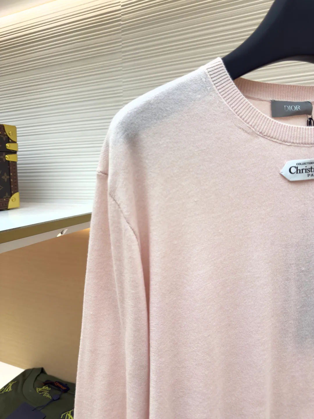 Dior small label round neck woolen long sleeves ●Original version: Purchased and developed by 9233 ●Item number: 1680718-A60 ●Material: wool fabric ●Technology: knitted production ●Version: fitted version ●Weight: about 240 grams ●Size: XS-S-M-L ●Description: Selected dyeing wool knitted plain fabric. The plain knitted structure ensures the fabric is tight, flat and has good elasticity, and is not easy to loose and deform. The high-grade wool material brings an extremely soft, skin-friendly and delicate touch, while also having natural warmth and breathability. The unique glossy and soft texture fully reflects the texture of the fabric. "Paris" on the label emphasizes the brand's French origins and fashion tradition; it is presented through the jacquard woven label process, reflecting the brand's pursuit of advanced craftsmanship and classic aesthetics. The brand text/pattern is woven directly into the label through a digital jacquard loom. The texture is clear and the edges are burr-free. Compared with ordinary printed labels, it is more three-dimensional and durable. Made of high-count cotton material, it ensures a soft touch while maintaining stiffness; the classic white background is interspersed with black text, which enhances the quality through the luster of the yarn itself. Rib knitting technology is applied to the round neck, cuffs and hem to provide excellent elastic recovery; ensuring that these key parts will not loosen easily after long-term wear and remain crisp and stylish. The overall shape is likely to be a classic fit or a slightly loose cut, which is designed to ensure comfort and smoothly outline the silhouette. The overall wiring is straight and delicate, the fabric is comfortable and soft, and the color is consistent without color difference. It can be matched with the same style to create a fashionable look and control various occasions. Customized accessories, complete with three standards, same style for men and women!