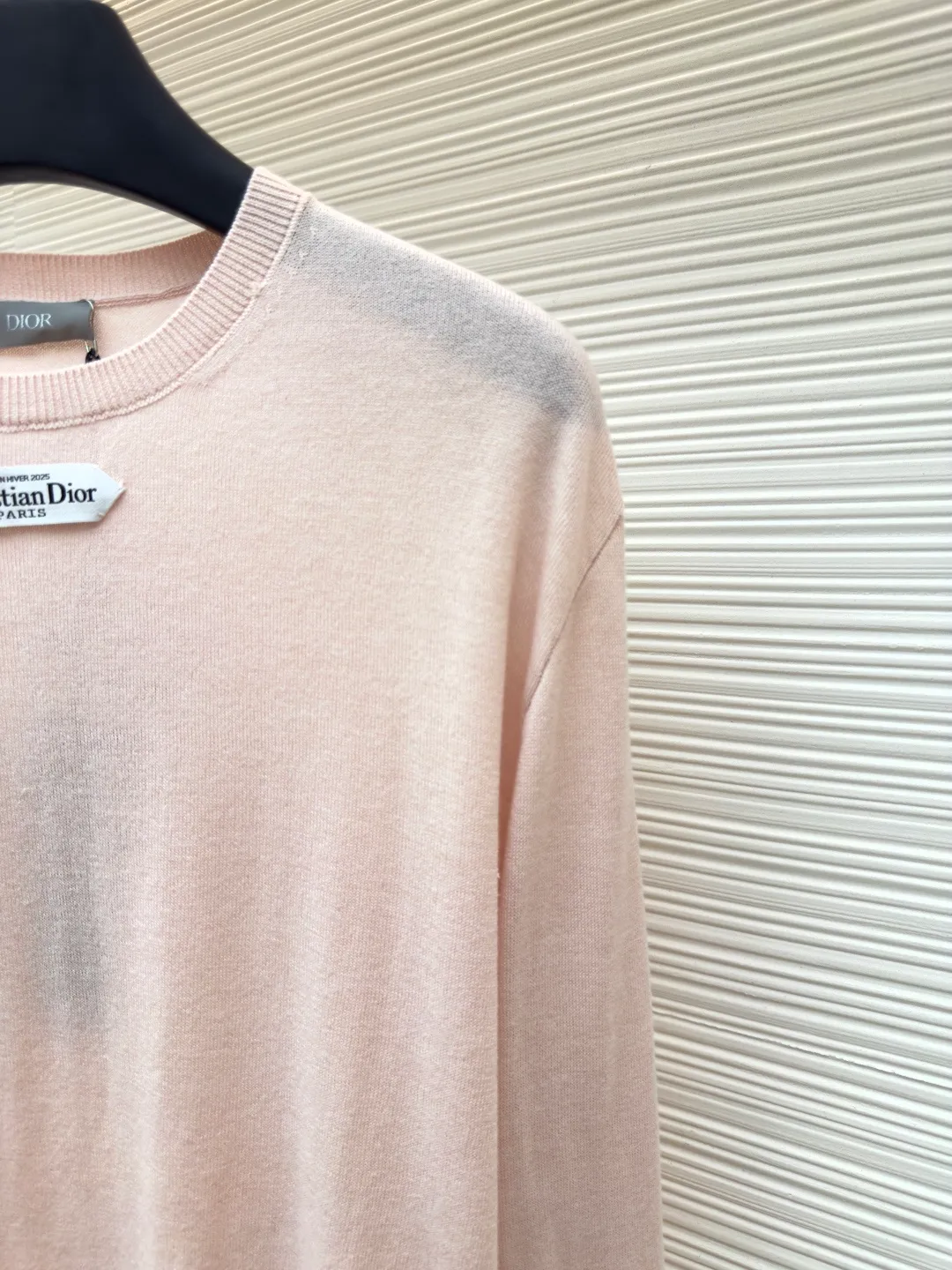 Dior small label round neck woolen long sleeves ●Original version: Purchased and developed by 9233 ●Item number: 1680718-A60 ●Material: wool fabric ●Technology: knitted production ●Version: fitted version ●Weight: about 240 grams ●Size: XS-S-M-L ●Description: Selected dyeing wool knitted plain fabric. The plain knitted structure ensures the fabric is tight, flat and has good elasticity, and is not easy to loose and deform. The high-grade wool material brings an extremely soft, skin-friendly and delicate touch, while also having natural warmth and breathability. The unique glossy and soft texture fully reflects the texture of the fabric. "Paris" on the label emphasizes the brand's French origins and fashion tradition; it is presented through the jacquard woven label process, reflecting the brand's pursuit of advanced craftsmanship and classic aesthetics. The brand text/pattern is woven directly into the label through a digital jacquard loom. The texture is clear and the edges are burr-free. Compared with ordinary printed labels, it is more three-dimensional and durable. Made of high-count cotton material, it ensures a soft touch while maintaining stiffness; the classic white background is interspersed with black text, which enhances the quality through the luster of the yarn itself. Rib knitting technology is applied to the round neck, cuffs and hem to provide excellent elastic recovery; ensuring that these key parts will not loosen easily after long-term wear and remain crisp and stylish. The overall shape is likely to be a classic fit or a slightly loose cut, which is designed to ensure comfort and smoothly outline the silhouette. The overall wiring is straight and delicate, the fabric is comfortable and soft, and the color is consistent without color difference. It can be matched with the same style to create a fashionable look and control various occasions. Customized accessories, complete with three standards, same style for men and women!