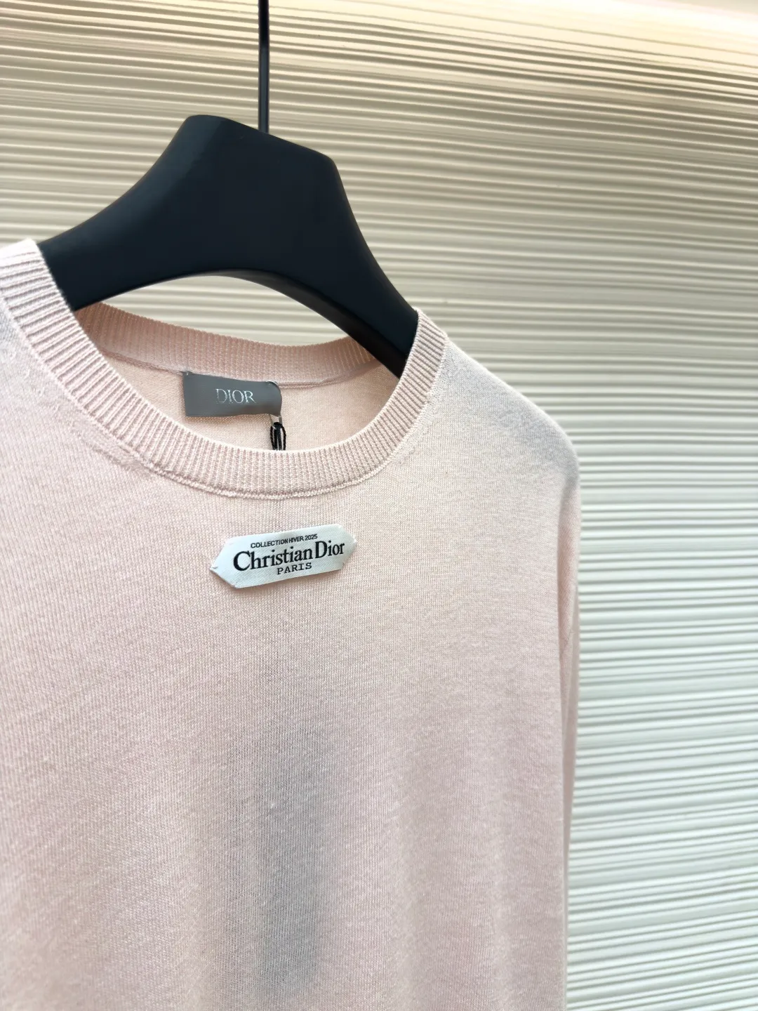 Dior small label round neck woolen long sleeves ●Original version: Purchased and developed by 9233 ●Item number: 1680718-A60 ●Material: wool fabric ●Technology: knitted production ●Version: fitted version ●Weight: about 240 grams ●Size: XS-S-M-L ●Description: Selected dyeing wool knitted plain fabric. The plain knitted structure ensures the fabric is tight, flat and has good elasticity, and is not easy to loose and deform. The high-grade wool material brings an extremely soft, skin-friendly and delicate touch, while also having natural warmth and breathability. The unique glossy and soft texture fully reflects the texture of the fabric. "Paris" on the label emphasizes the brand's French origins and fashion tradition; it is presented through the jacquard woven label process, reflecting the brand's pursuit of advanced craftsmanship and classic aesthetics. The brand text/pattern is woven directly into the label through a digital jacquard loom. The texture is clear and the edges are burr-free. Compared with ordinary printed labels, it is more three-dimensional and durable. Made of high-count cotton material, it ensures a soft touch while maintaining stiffness; the classic white background is interspersed with black text, which enhances the quality through the luster of the yarn itself. Rib knitting technology is applied to the round neck, cuffs and hem to provide excellent elastic recovery; ensuring that these key parts will not loosen easily after long-term wear and remain crisp and stylish. The overall shape is likely to be a classic fit or a slightly loose cut, which is designed to ensure comfort and smoothly outline the silhouette. The overall wiring is straight and delicate, the fabric is comfortable and soft, and the color is consistent without color difference. It can be matched with the same style to create a fashionable look and control various occasions. Customized accessories, complete with three standards, same style for men and women!
