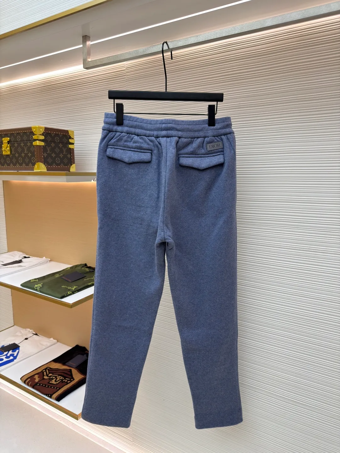 Dior presbyopic wool and cashmere straight trousers ●Item number: 1680902-C45 ●Material: wool cashmere fabric ●Technology: Jacquard texture production ●Version: fitted version ●Weight: about 895 grams ●Size: S-M-L-XL ●Description: The fabric is made of cashmere fabric, containing 50% wool and pure cotton, with original hemming inside, jacquard letters, integrated design. One side has a solid color logo, and the spliced side has a classic presbyopia. It can be worn on both sides to change the style at any time. Customized imported velvet imported machine weaving, the material is conscientious and full of high-end texture. It is comfortable to wear and skin-friendly. It is made by a large factory and has perfect details and texture. The fabric is made of imported cashmere yarn. New product for early autumn! Hot style return! New version of dropped shoulder design High-grade navy blue presbyopic logo zipper cashmere jacket. Reversible. The letter jacquard texture on the back is luxurious and handsome. The hooded design is fashionable and advanced. The classic version does not make people look slimmer. Highly recommended! The overall wiring is straight and delicate, the fabric is comfortable and soft, and the color is consistent without color difference. It can be matched with the same style to create a fashionable look and control various occasions. Customized accessories, complete with three standards, same style for men and women!