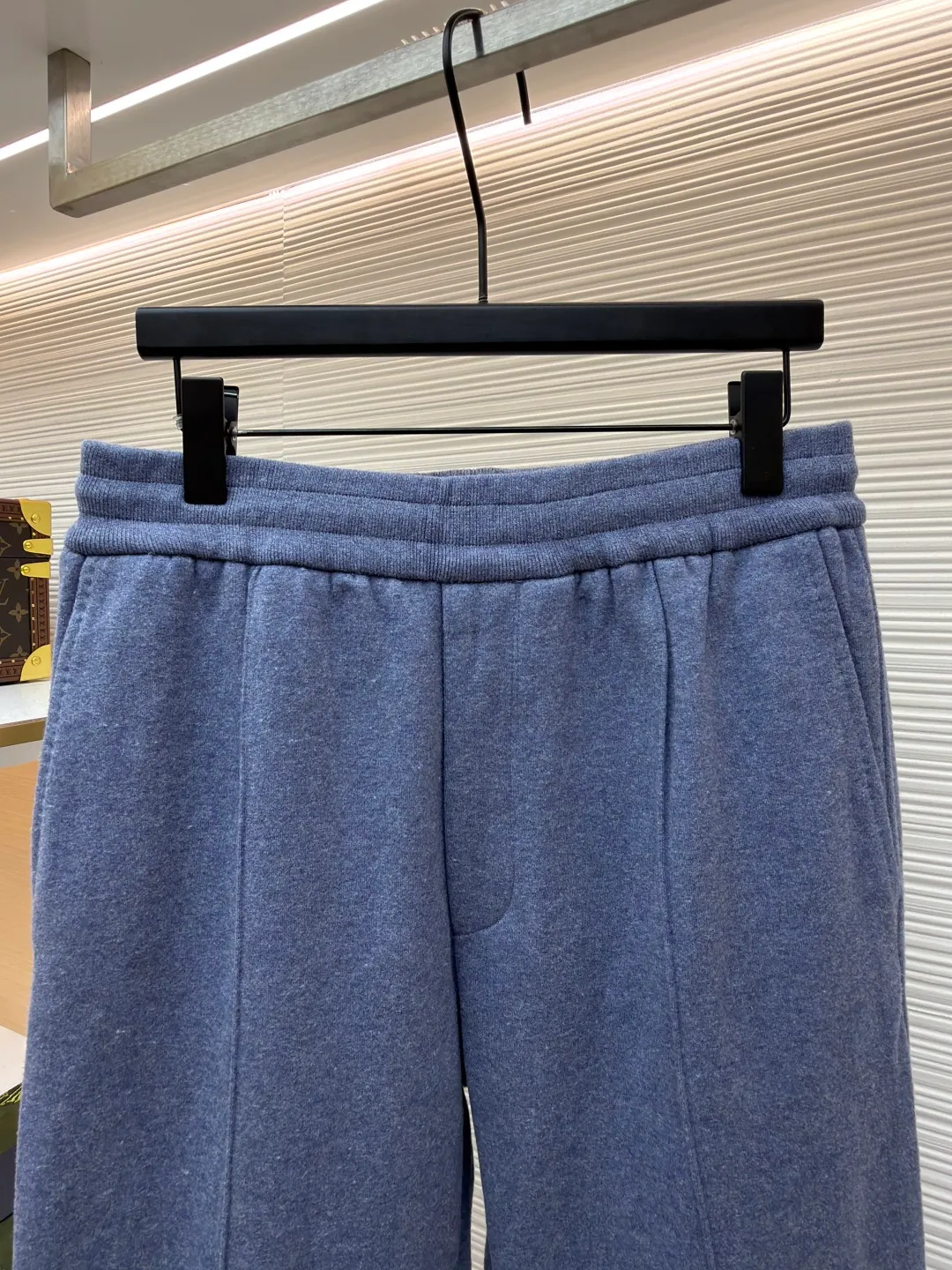 Dior presbyopic wool and cashmere straight trousers ●Item number: 1680902-C45 ●Material: wool cashmere fabric ●Technology: Jacquard texture production ●Version: fitted version ●Weight: about 895 grams ●Size: S-M-L-XL ●Description: The fabric is made of cashmere fabric, containing 50% wool and pure cotton, with original hemming inside, jacquard letters, integrated design. One side has a solid color logo, and the spliced side has a classic presbyopia. It can be worn on both sides to change the style at any time. Customized imported velvet imported machine weaving, the material is conscientious and full of high-end texture. It is comfortable to wear and skin-friendly. It is made by a large factory and has perfect details and texture. The fabric is made of imported cashmere yarn. New product for early autumn! Hot style return! New version of dropped shoulder design High-grade navy blue presbyopic logo zipper cashmere jacket. Reversible. The letter jacquard texture on the back is luxurious and handsome. The hooded design is fashionable and advanced. The classic version does not make people look slimmer. Highly recommended! The overall wiring is straight and delicate, the fabric is comfortable and soft, and the color is consistent without color difference. It can be matched with the same style to create a fashionable look and control various occasions. Customized accessories, complete with three standards, same style for men and women!