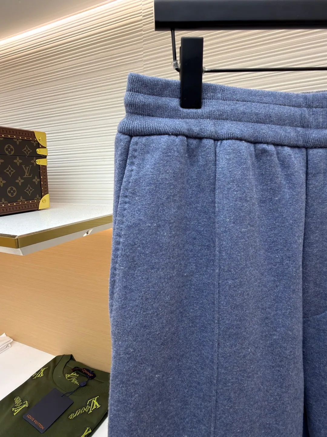 Dior presbyopic wool and cashmere straight trousers ●Item number: 1680902-C45 ●Material: wool cashmere fabric ●Technology: Jacquard texture production ●Version: fitted version ●Weight: about 895 grams ●Size: S-M-L-XL ●Description: The fabric is made of cashmere fabric, containing 50% wool and pure cotton, with original hemming inside, jacquard letters, integrated design. One side has a solid color logo, and the spliced side has a classic presbyopia. It can be worn on both sides to change the style at any time. Customized imported velvet imported machine weaving, the material is conscientious and full of high-end texture. It is comfortable to wear and skin-friendly. It is made by a large factory and has perfect details and texture. The fabric is made of imported cashmere yarn. New product for early autumn! Hot style return! New version of dropped shoulder design High-grade navy blue presbyopic logo zipper cashmere jacket. Reversible. The letter jacquard texture on the back is luxurious and handsome. The hooded design is fashionable and advanced. The classic version does not make people look slimmer. Highly recommended! The overall wiring is straight and delicate, the fabric is comfortable and soft, and the color is consistent without color difference. It can be matched with the same style to create a fashionable look and control various occasions. Customized accessories, complete with three standards, same style for men and women!