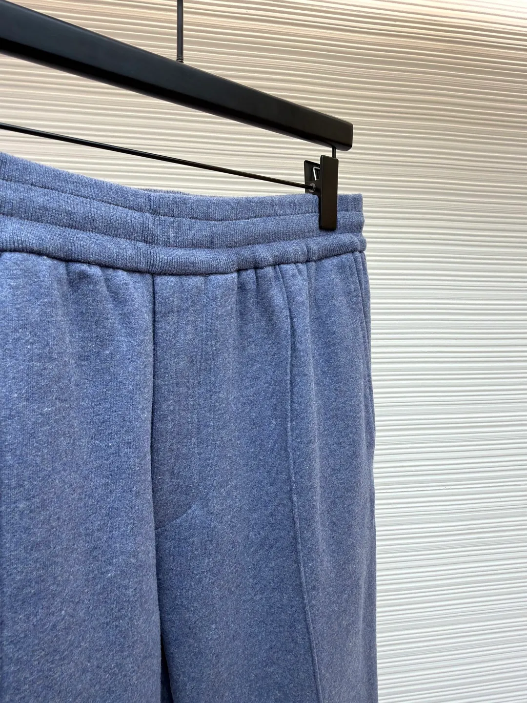 Dior presbyopic wool and cashmere straight trousers ●Item number: 1680902-C45 ●Material: wool cashmere fabric ●Technology: Jacquard texture production ●Version: fitted version ●Weight: about 895 grams ●Size: S-M-L-XL ●Description: The fabric is made of cashmere fabric, containing 50% wool and pure cotton, with original hemming inside, jacquard letters, integrated design. One side has a solid color logo, and the spliced side has a classic presbyopia. It can be worn on both sides to change the style at any time. Customized imported velvet imported machine weaving, the material is conscientious and full of high-end texture. It is comfortable to wear and skin-friendly. It is made by a large factory and has perfect details and texture. The fabric is made of imported cashmere yarn. New product for early autumn! Hot style return! New version of dropped shoulder design High-grade navy blue presbyopic logo zipper cashmere jacket. Reversible. The letter jacquard texture on the back is luxurious and handsome. The hooded design is fashionable and advanced. The classic version does not make people look slimmer. Highly recommended! The overall wiring is straight and delicate, the fabric is comfortable and soft, and the color is consistent without color difference. It can be matched with the same style to create a fashionable look and control various occasions. Customized accessories, complete with three standards, same style for men and women!