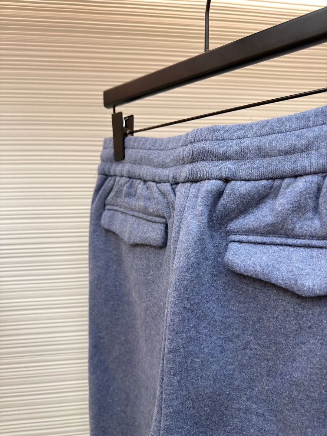 Dior presbyopic wool and cashmere straight trousers ●Item number: 1680902-C45 ●Material: wool cashmere fabric ●Technology: Jacquard texture production ●Version: fitted version ●Weight: about 895 grams ●Size: S-M-L-XL ●Description: The fabric is made of cashmere fabric, containing 50% wool and pure cotton, with original hemming inside, jacquard letters, integrated design. One side has a solid color logo, and the spliced side has a classic presbyopia. It can be worn on both sides to change the style at any time. Customized imported velvet imported machine weaving, the material is conscientious and full of high-end texture. It is comfortable to wear and skin-friendly. It is made by a large factory and has perfect details and texture. The fabric is made of imported cashmere yarn. New product for early autumn! Hot style return! New version of dropped shoulder design High-grade navy blue presbyopic logo zipper cashmere jacket. Reversible. The letter jacquard texture on the back is luxurious and handsome. The hooded design is fashionable and advanced. The classic version does not make people look slimmer. Highly recommended! The overall wiring is straight and delicate, the fabric is comfortable and soft, and the color is consistent without color difference. It can be matched with the same style to create a fashionable look and control various occasions. Customized accessories, complete with three standards, same style for men and women!