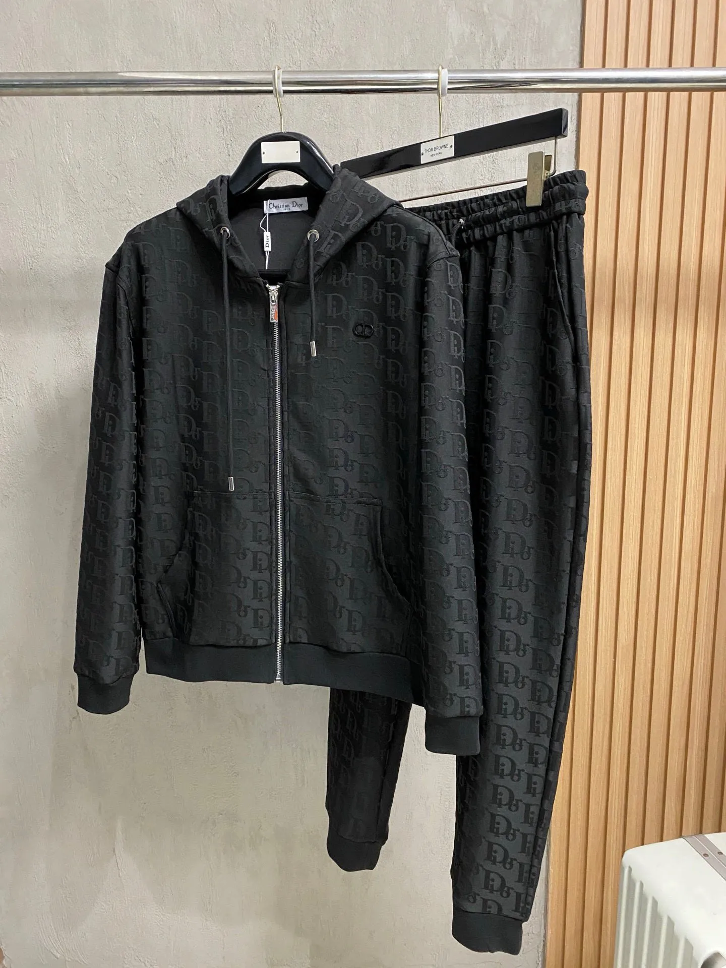🅿️720 [DIOR Dior] Hot-selling suit is coming. Focus on the original version of the official website. 2025 new hot-selling cardigan and sweatshirt suit. The original order is the best 🇭🇰. It is the meticulous work of top designers for a fitting and perfect upper body effect. All-natural high-quality Tencel Roman cotton 100%, close-fitting comfort, noble and elegant! Original hardware embodies elegance and nobility! Counter size: M-3XL (maximum wear up to 190 pounds)