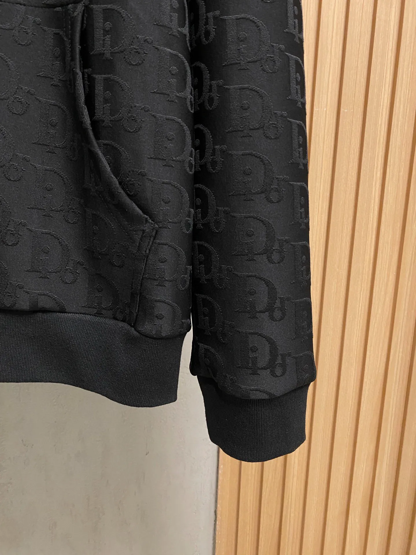 🅿️720 [DIOR Dior] Hot-selling suit is coming. Focus on the original version of the official website. 2025 new hot-selling cardigan and sweatshirt suit. The original order is the best 🇭🇰. It is the meticulous work of top designers for a fitting and perfect upper body effect. All-natural high-quality Tencel Roman cotton 100%, close-fitting comfort, noble and elegant! Original hardware embodies elegance and nobility! Counter size: M-3XL (maximum wear up to 190 pounds)