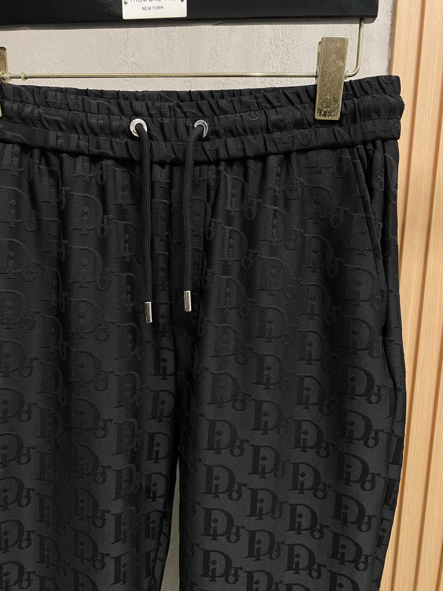 🅿️720 [DIOR Dior] Hot-selling suit is coming. Focus on the original version of the official website. 2025 new hot-selling cardigan and sweatshirt suit. The original order is the best 🇭🇰. It is the meticulous work of top designers for a fitting and perfect upper body effect. All-natural high-quality Tencel Roman cotton 100%, close-fitting comfort, noble and elegant! Original hardware embodies elegance and nobility! Counter size: M-3XL (maximum wear up to 190 pounds)