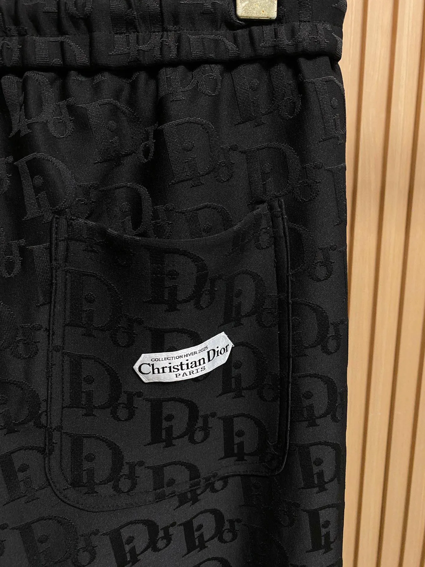 🅿️720 [DIOR Dior] Hot-selling suit is coming. Focus on the original version of the official website. 2025 new hot-selling cardigan and sweatshirt suit. The original order is the best 🇭🇰. It is the meticulous work of top designers for a fitting and perfect upper body effect. All-natural high-quality Tencel Roman cotton 100%, close-fitting comfort, noble and elegant! Original hardware embodies elegance and nobility! Counter size: M-3XL (maximum wear up to 190 pounds)