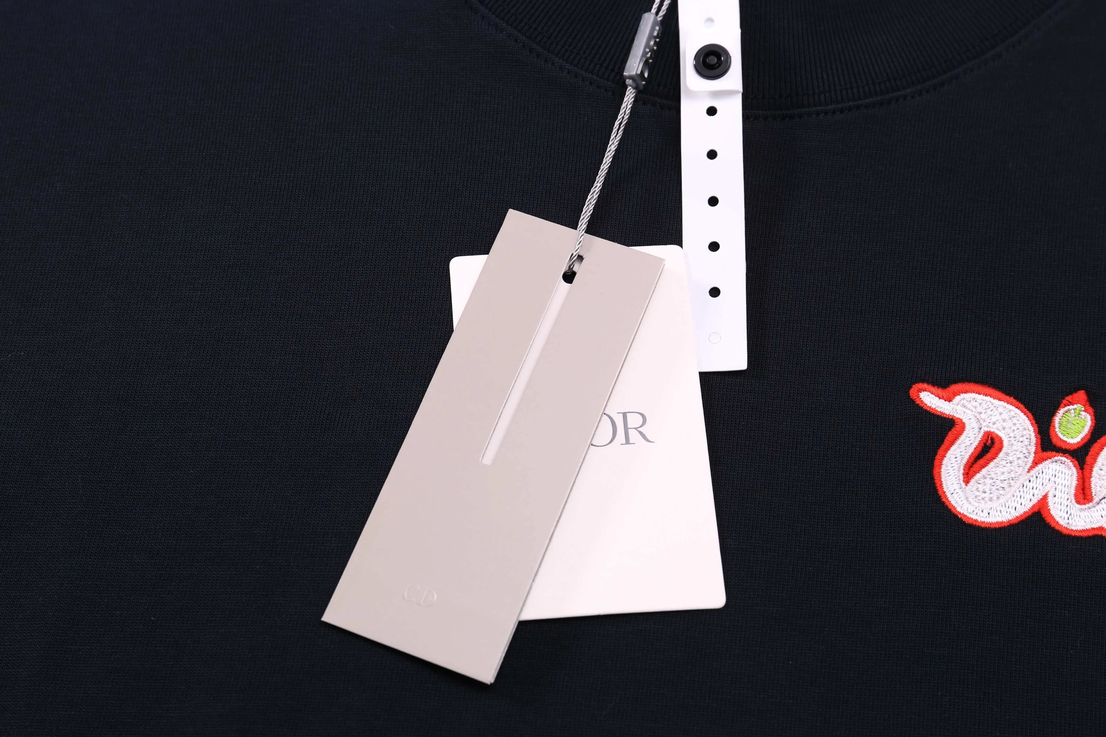 🅿️190 Correct version of high-quality DIO*X kaws 25ss Year of the Snake series embroidered short-sleeved T-shirt. Made of 21s double yarn cotton plain fabric. Purchased the Y version [AB color] to analyze the dye ratio, order and dye the bulk fabric thread color, the front panel is embroidered with Tajima embroidery machine imported from Japan, mercerized multi-color hemming embroidery method, matching new Year of the Snake co-branded hangtag.  SIZE: XS S M L