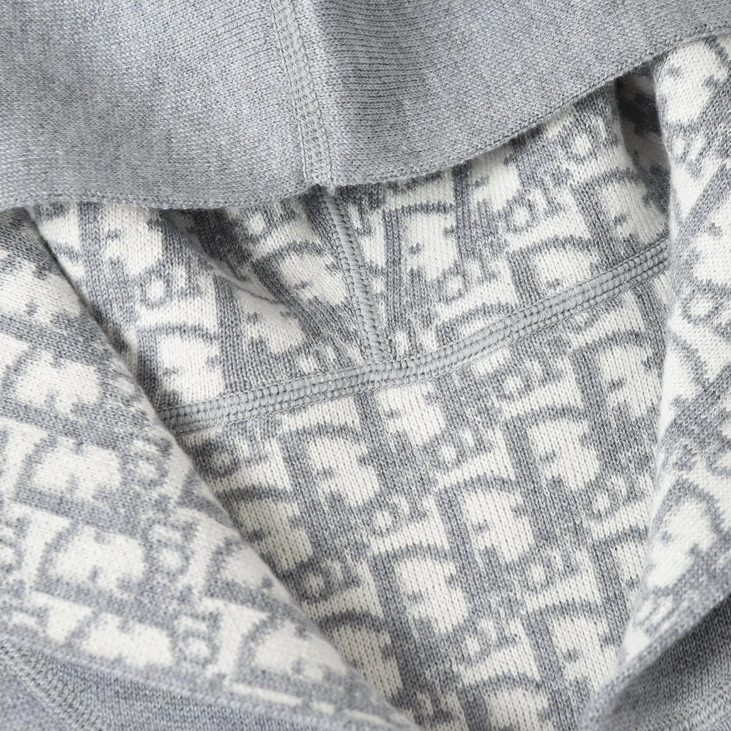 🅿️570 [Original quality] CD/Dior's new jacquard double-sided cashmere jacket with slogan letters (navy blue) The fabric is made of cotton and cashmere blended fabrics, and is made of high-quality wool and cashmere, which is soft and comfortable to the touch. The navy blue cotton blended knitted fabric is carefully crafted using imported machine jacquard technology. One side is decorated with a classic presbyopia logo jacquard pattern, while the other side has a simple design and can be worn on both sides. It features practical patch pockets and a ribbed hem and cuffs ensure a form-fitting fit. The double zipper with monogram highlights the brand's signature, and the raglan sleeves are cut in a smooth, natural style. The front is embellished with the Dior embroidered logo, and the inside is decorated with Oblique print throughout, with exquisite details. Pair with the matching sports trousers for an elegant and casual look. The whole piece integrates high-end craftsmanship into daily items, showing the brand's exquisite craftsmanship and classic aesthetics. Unisex Size:S/M/L