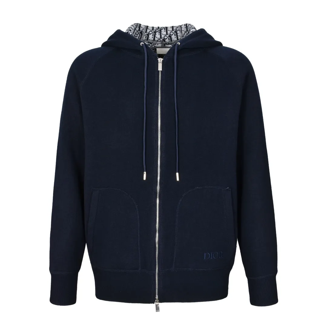 🅿️800 [Exclusive supply] CD 24FW jacquard cashmere knitted hooded sweatshirt (navy blue) originally purchased for 17,500. The fabric is carefully made of milky white cotton and cashmere blended fabric. The composition is 91% cotton + 9% cashmere, integrating classic high-order charm into a basic item. Small DR embroidery on the front left pocket and Obliqu knitted jacquard all over inside. Custom-woven cotton rib on the board, feels thick and breathable. The hardware and accessories of the whole garment are all custom-made according to the original mold. The drawstring hood is matched with an engraved metal clock. The two-way zipper fastener opens and closes, with a zipper puller engraved with the DR logo. It is sewn with imported special machine overlocking and open stitching. It is the same style for men and women and has a slim fit. size: s-L