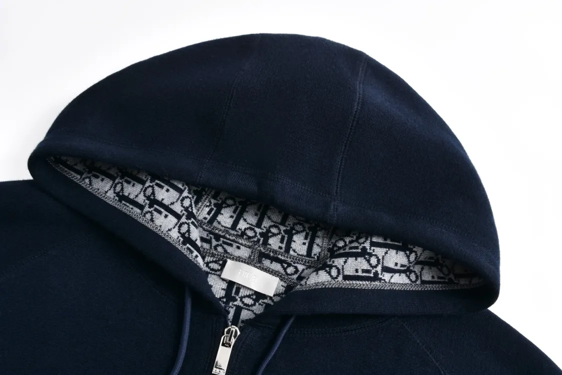 🅿️800 [Exclusive supply] CD 24FW jacquard cashmere knitted hooded sweatshirt (navy blue) originally purchased for 17,500. The fabric is carefully made of milky white cotton and cashmere blended fabric. The composition is 91% cotton + 9% cashmere, integrating classic high-order charm into a basic item. Small DR embroidery on the front left pocket and Obliqu knitted jacquard all over inside. Custom-woven cotton rib on the board, feels thick and breathable. The hardware and accessories of the whole garment are all custom-made according to the original mold. The drawstring hood is matched with an engraved metal clock. The two-way zipper fastener opens and closes, with a zipper puller engraved with the DR logo. It is sewn with imported special machine overlocking and open stitching. It is the same style for men and women and has a slim fit. size: s-L
