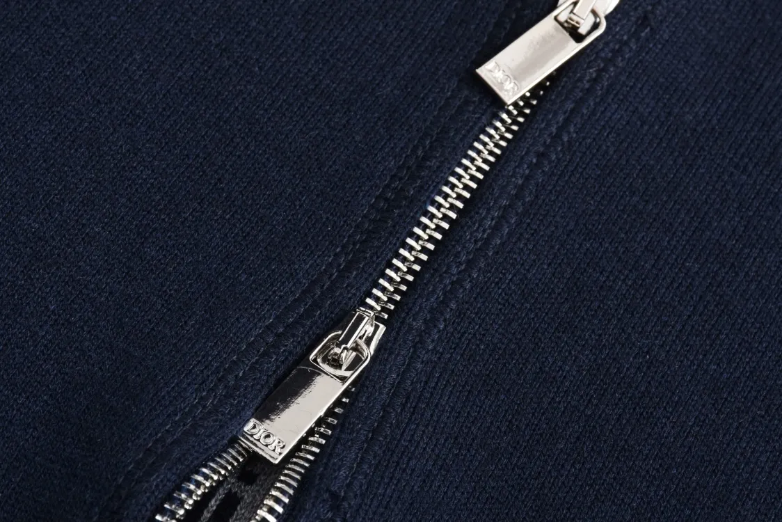 🅿️800 [Exclusive supply] CD 24FW jacquard cashmere knitted hooded sweatshirt (navy blue) originally purchased for 17,500. The fabric is carefully made of milky white cotton and cashmere blended fabric. The composition is 91% cotton + 9% cashmere, integrating classic high-order charm into a basic item. Small DR embroidery on the front left pocket and Obliqu knitted jacquard all over inside. Custom-woven cotton rib on the board, feels thick and breathable. The hardware and accessories of the whole garment are all custom-made according to the original mold. The drawstring hood is matched with an engraved metal clock. The two-way zipper fastener opens and closes, with a zipper puller engraved with the DR logo. It is sewn with imported special machine overlocking and open stitching. It is the same style for men and women and has a slim fit. size: s-L