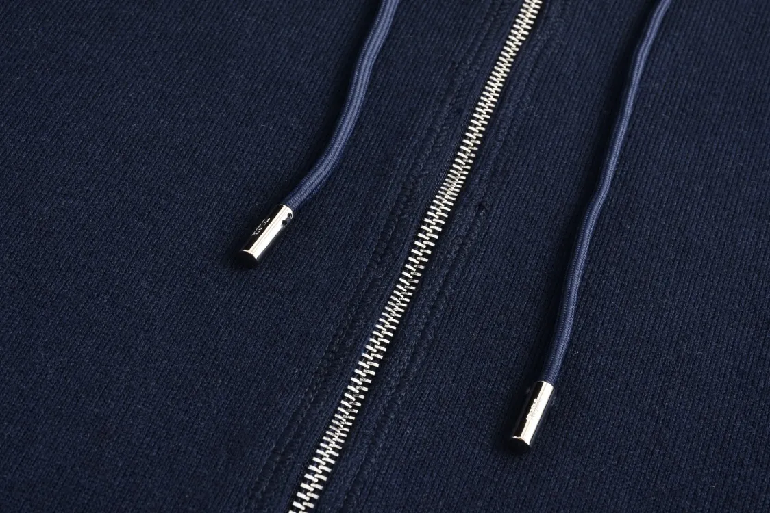 🅿️800 [Exclusive supply] CD 24FW jacquard cashmere knitted hooded sweatshirt (navy blue) originally purchased for 17,500. The fabric is carefully made of milky white cotton and cashmere blended fabric. The composition is 91% cotton + 9% cashmere, integrating classic high-order charm into a basic item. Small DR embroidery on the front left pocket and Obliqu knitted jacquard all over inside. Custom-woven cotton rib on the board, feels thick and breathable. The hardware and accessories of the whole garment are all custom-made according to the original mold. The drawstring hood is matched with an engraved metal clock. The two-way zipper fastener opens and closes, with a zipper puller engraved with the DR logo. It is sewn with imported special machine overlocking and open stitching. It is the same style for men and women and has a slim fit. size: s-L