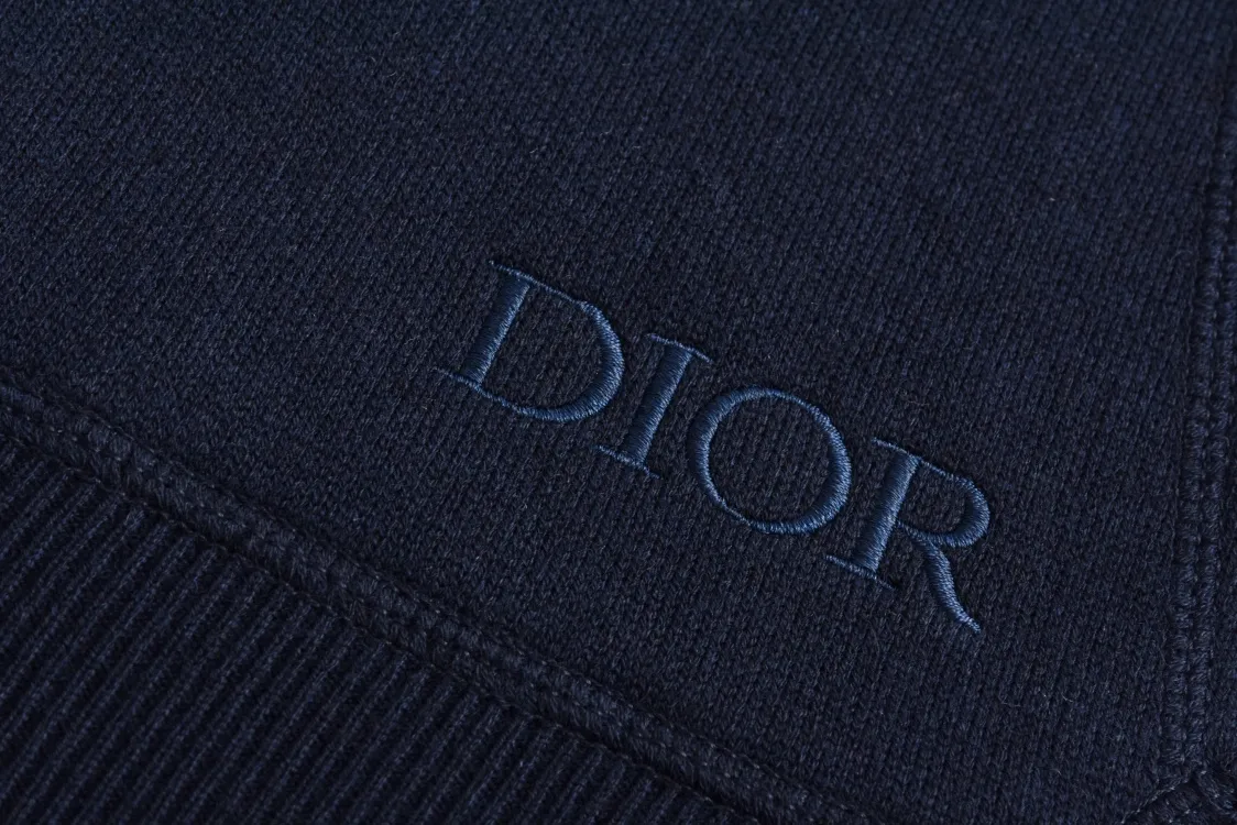 🅿️800 [Exclusive supply] CD 24FW jacquard cashmere knitted hooded sweatshirt (navy blue) originally purchased for 17,500. The fabric is carefully made of milky white cotton and cashmere blended fabric. The composition is 91% cotton + 9% cashmere, integrating classic high-order charm into a basic item. Small DR embroidery on the front left pocket and Obliqu knitted jacquard all over inside. Custom-woven cotton rib on the board, feels thick and breathable. The hardware and accessories of the whole garment are all custom-made according to the original mold. The drawstring hood is matched with an engraved metal clock. The two-way zipper fastener opens and closes, with a zipper puller engraved with the DR logo. It is sewn with imported special machine overlocking and open stitching. It is the same style for men and women and has a slim fit. size: s-L