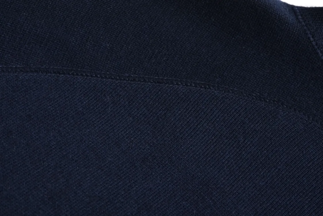 🅿️800 [Exclusive supply] CD 24FW jacquard cashmere knitted hooded sweatshirt (navy blue) originally purchased for 17,500. The fabric is carefully made of milky white cotton and cashmere blended fabric. The composition is 91% cotton + 9% cashmere, integrating classic high-order charm into a basic item. Small DR embroidery on the front left pocket and Obliqu knitted jacquard all over inside. Custom-woven cotton rib on the board, feels thick and breathable. The hardware and accessories of the whole garment are all custom-made according to the original mold. The drawstring hood is matched with an engraved metal clock. The two-way zipper fastener opens and closes, with a zipper puller engraved with the DR logo. It is sewn with imported special machine overlocking and open stitching. It is the same style for men and women and has a slim fit. size: s-L