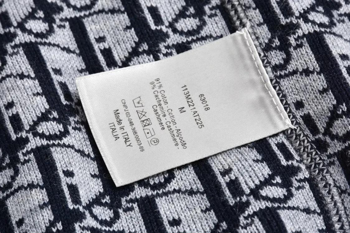 🅿️800 [Exclusive supply] CD 24FW jacquard cashmere knitted hooded sweatshirt (navy blue) originally purchased for 17,500. The fabric is carefully made of milky white cotton and cashmere blended fabric. The composition is 91% cotton + 9% cashmere, integrating classic high-order charm into a basic item. Small DR embroidery on the front left pocket and Obliqu knitted jacquard all over inside. Custom-woven cotton rib on the board, feels thick and breathable. The hardware and accessories of the whole garment are all custom-made according to the original mold. The drawstring hood is matched with an engraved metal clock. The two-way zipper fastener opens and closes, with a zipper puller engraved with the DR logo. It is sewn with imported special machine overlocking and open stitching. It is the same style for men and women and has a slim fit. size: s-L