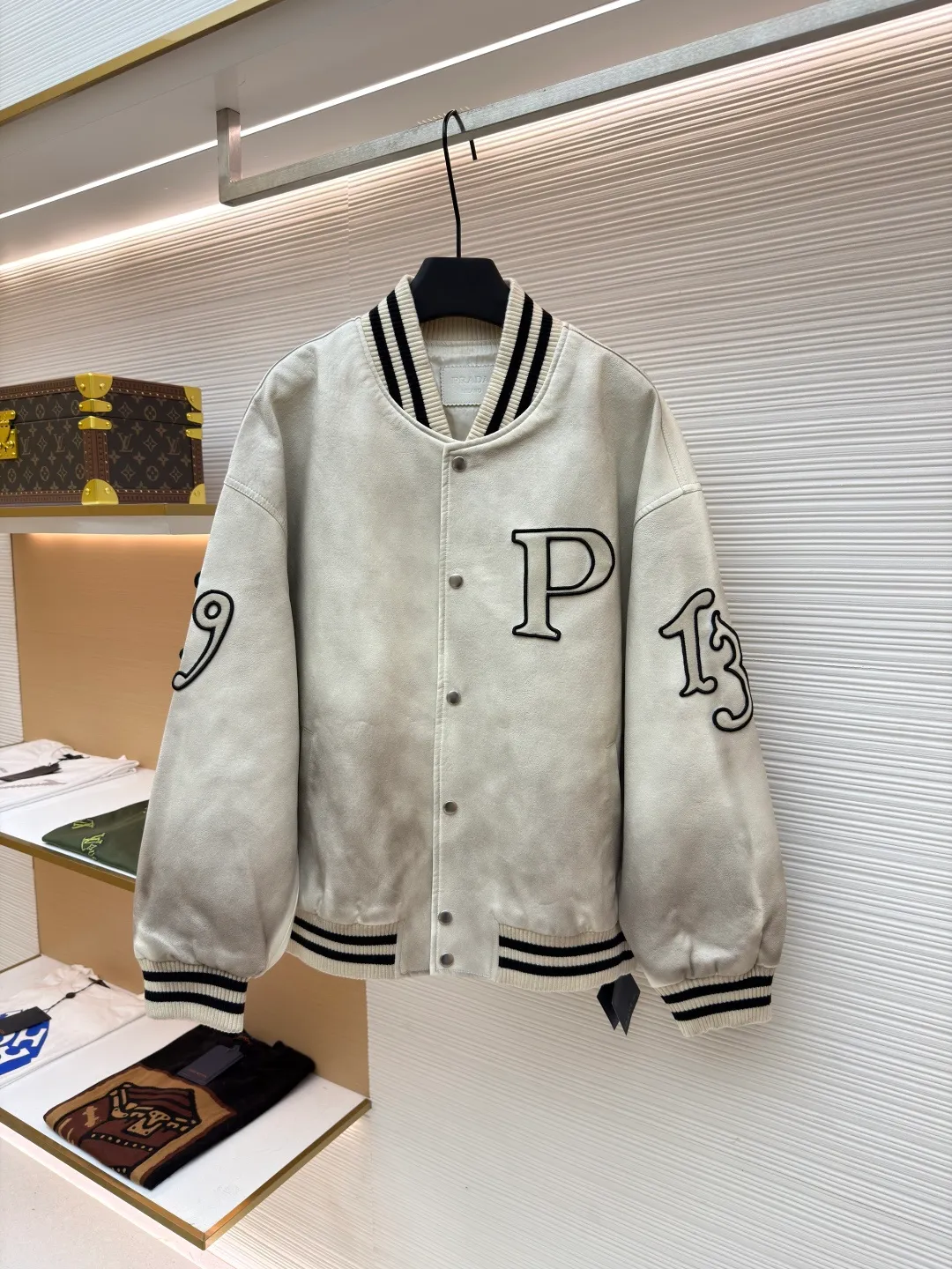 PRADA Leather Flight Jacket ●Original version: Purchased and developed for 68000 ●Item number: 1681087-D25 ●Fabric: Xilai simulated PU leather fabric ●Technology: Hand-made leather rubbing ●Version: Fitted version ●Weight: about 1130 grams ●Size: S-M-L-XL ●Description: 68,000 purchased and developed, using Xilai simulated PU leather, rayon lining, flat machine ribbing, imported embroidery, hand polished leather, washed and faded garments, customized 1:1 buttons, customized 1:1 chapters, customized 1:1 trademarks, loose fit. The overall wiring is straight and delicate, the fabric is comfortable and soft, and the color is consistent without color difference. It can be matched with the same style to create a fashionable look and control various occasions. Customized accessories, complete with three standards, same style for men and women!
