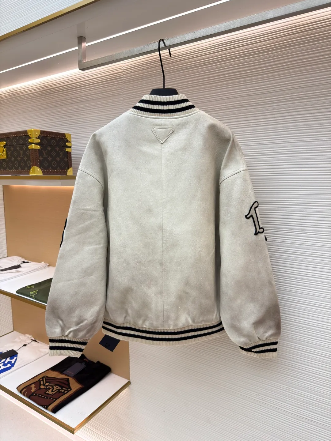 PRADA Leather Flight Jacket ●Original version: Purchased and developed for 68000 ●Item number: 1681087-D25 ●Fabric: Xilai simulated PU leather fabric ●Technology: Hand-made leather rubbing ●Version: Fitted version ●Weight: about 1130 grams ●Size: S-M-L-XL ●Description: 68,000 purchased and developed, using Xilai simulated PU leather, rayon lining, flat machine ribbing, imported embroidery, hand polished leather, washed and faded garments, customized 1:1 buttons, customized 1:1 chapters, customized 1:1 trademarks, loose fit. The overall wiring is straight and delicate, the fabric is comfortable and soft, and the color is consistent without color difference. It can be matched with the same style to create a fashionable look and control various occasions. Customized accessories, complete with three standards, same style for men and women!