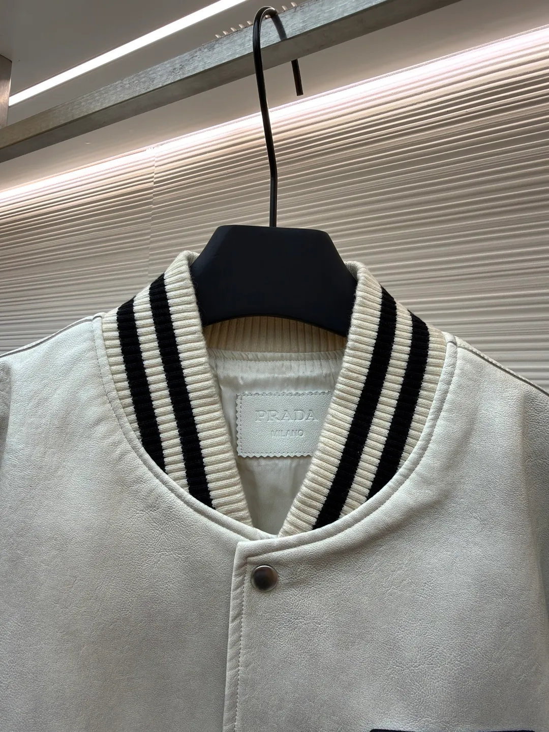 PRADA Leather Flight Jacket ●Original version: Purchased and developed for 68000 ●Item number: 1681087-D25 ●Fabric: Xilai simulated PU leather fabric ●Technology: Hand-made leather rubbing ●Version: Fitted version ●Weight: about 1130 grams ●Size: S-M-L-XL ●Description: 68,000 purchased and developed, using Xilai simulated PU leather, rayon lining, flat machine ribbing, imported embroidery, hand polished leather, washed and faded garments, customized 1:1 buttons, customized 1:1 chapters, customized 1:1 trademarks, loose fit. The overall wiring is straight and delicate, the fabric is comfortable and soft, and the color is consistent without color difference. It can be matched with the same style to create a fashionable look and control various occasions. Customized accessories, complete with three standards, same style for men and women!