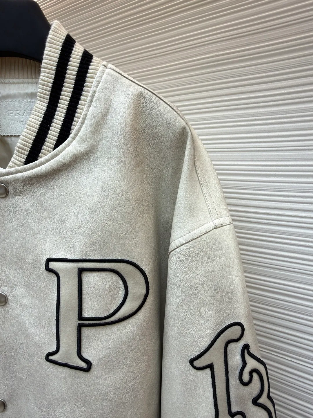 PRADA Leather Flight Jacket ●Original version: Purchased and developed for 68000 ●Item number: 1681087-D25 ●Fabric: Xilai simulated PU leather fabric ●Technology: Hand-made leather rubbing ●Version: Fitted version ●Weight: about 1130 grams ●Size: S-M-L-XL ●Description: 68,000 purchased and developed, using Xilai simulated PU leather, rayon lining, flat machine ribbing, imported embroidery, hand polished leather, washed and faded garments, customized 1:1 buttons, customized 1:1 chapters, customized 1:1 trademarks, loose fit. The overall wiring is straight and delicate, the fabric is comfortable and soft, and the color is consistent without color difference. It can be matched with the same style to create a fashionable look and control various occasions. Customized accessories, complete with three standards, same style for men and women!
