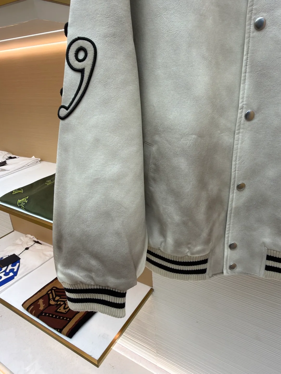 PRADA Leather Flight Jacket ●Original version: Purchased and developed for 68000 ●Item number: 1681087-D25 ●Fabric: Xilai simulated PU leather fabric ●Technology: Hand-made leather rubbing ●Version: Fitted version ●Weight: about 1130 grams ●Size: S-M-L-XL ●Description: 68,000 purchased and developed, using Xilai simulated PU leather, rayon lining, flat machine ribbing, imported embroidery, hand polished leather, washed and faded garments, customized 1:1 buttons, customized 1:1 chapters, customized 1:1 trademarks, loose fit. The overall wiring is straight and delicate, the fabric is comfortable and soft, and the color is consistent without color difference. It can be matched with the same style to create a fashionable look and control various occasions. Customized accessories, complete with three standards, same style for men and women!