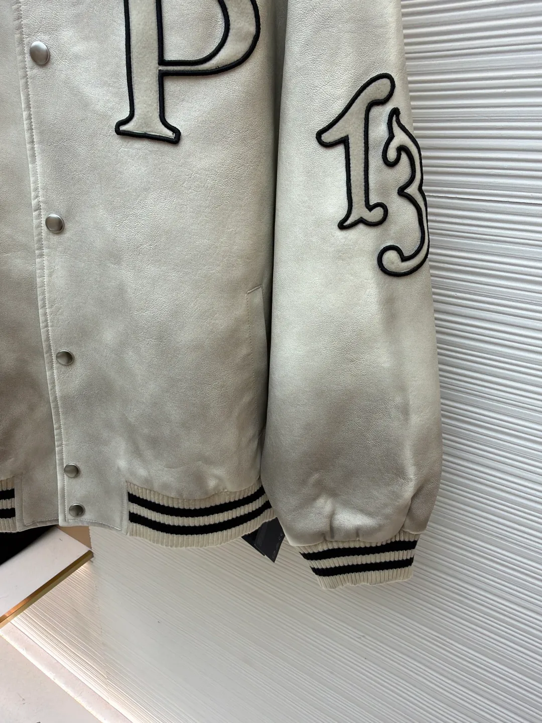 PRADA Leather Flight Jacket ●Original version: Purchased and developed for 68000 ●Item number: 1681087-D25 ●Fabric: Xilai simulated PU leather fabric ●Technology: Hand-made leather rubbing ●Version: Fitted version ●Weight: about 1130 grams ●Size: S-M-L-XL ●Description: 68,000 purchased and developed, using Xilai simulated PU leather, rayon lining, flat machine ribbing, imported embroidery, hand polished leather, washed and faded garments, customized 1:1 buttons, customized 1:1 chapters, customized 1:1 trademarks, loose fit. The overall wiring is straight and delicate, the fabric is comfortable and soft, and the color is consistent without color difference. It can be matched with the same style to create a fashionable look and control various occasions. Customized accessories, complete with three standards, same style for men and women!