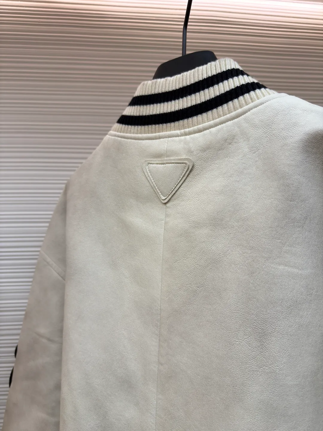 PRADA Leather Flight Jacket ●Original version: Purchased and developed for 68000 ●Item number: 1681087-D25 ●Fabric: Xilai simulated PU leather fabric ●Technology: Hand-made leather rubbing ●Version: Fitted version ●Weight: about 1130 grams ●Size: S-M-L-XL ●Description: 68,000 purchased and developed, using Xilai simulated PU leather, rayon lining, flat machine ribbing, imported embroidery, hand polished leather, washed and faded garments, customized 1:1 buttons, customized 1:1 chapters, customized 1:1 trademarks, loose fit. The overall wiring is straight and delicate, the fabric is comfortable and soft, and the color is consistent without color difference. It can be matched with the same style to create a fashionable look and control various occasions. Customized accessories, complete with three standards, same style for men and women!