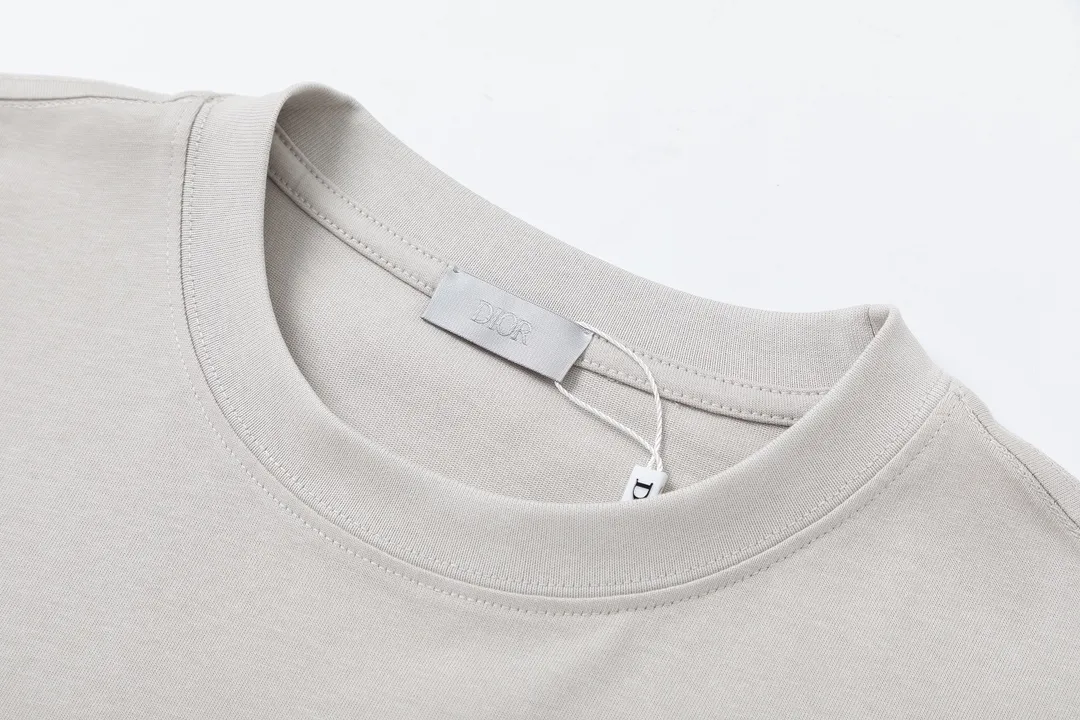 🅿️170 Dior Dior joint KAWS series 2025 new style snake-shaped letter logo Uniform short-sleeved T-shirt for men and women ·Customized 280g 100% double yarn pure cotton fabric ·Dyeing 32 count double-strand thread ·Kangli digital direct printing process ·Collar label, hangtag, main mark and three labels complete Color: Gray Size: XS S M L