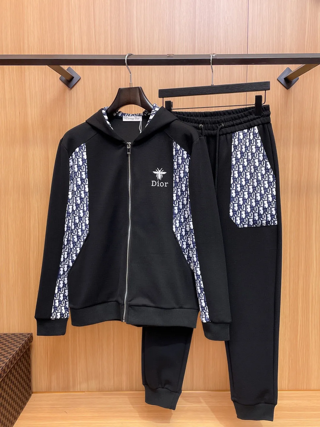 🅿️720 [DIOR Dior] Hot-selling suit is coming. Focus on the original version of the official website. 2025 new hot-selling cardigan and sweatshirt suit. The original order is the best 🇭🇰. It is the meticulous work of top designers for a fitting and perfect upper body effect. All-natural high-quality Tencel Roman cotton 100%, close-fitting comfort, noble and elegant! Original hardware embodies elegance and nobility! Counter size: M-3XL (maximum wear up to 190 pounds)