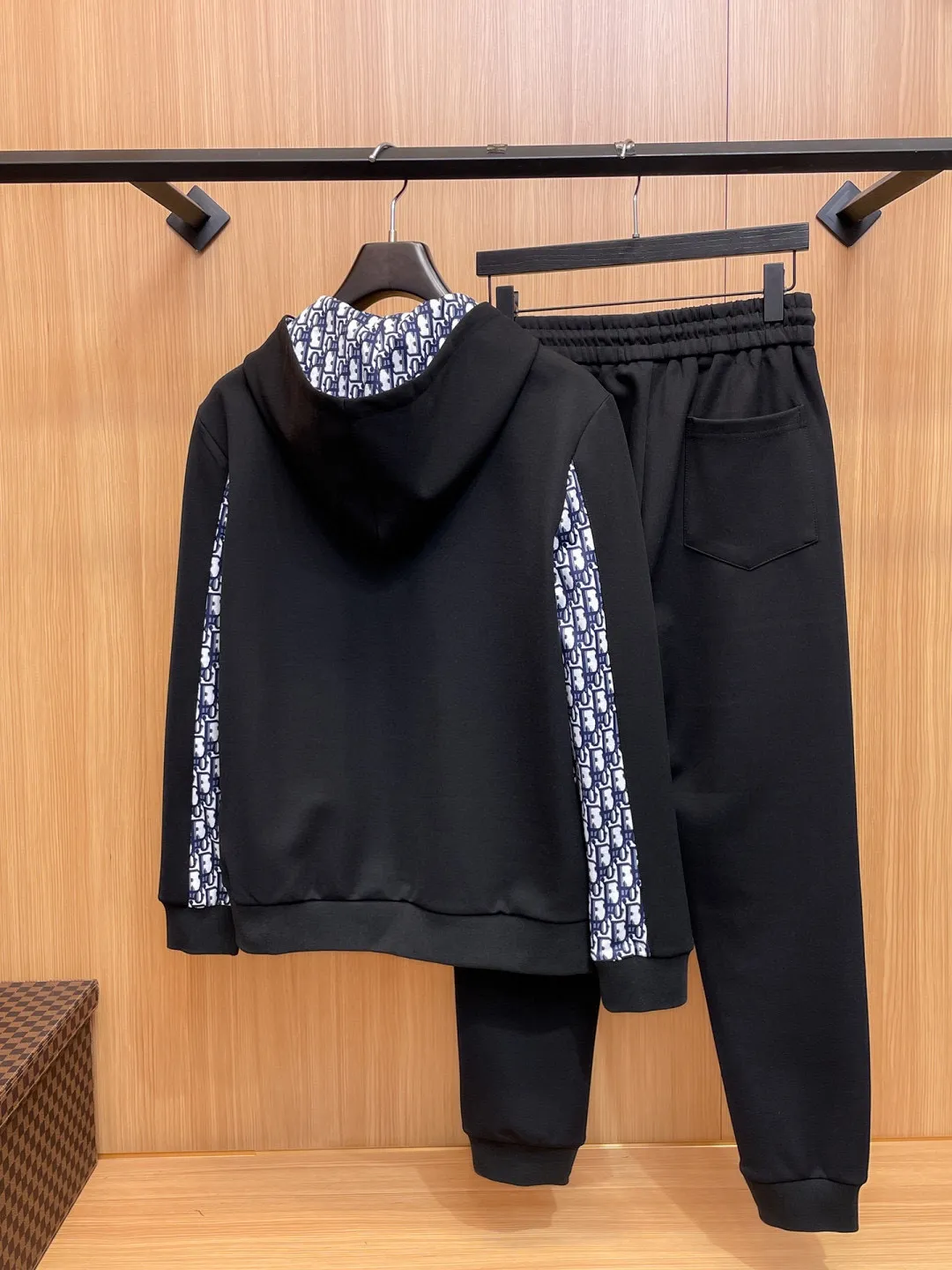 🅿️720 [DIOR Dior] Hot-selling suit is coming. Focus on the original version of the official website. 2025 new hot-selling cardigan and sweatshirt suit. The original order is the best 🇭🇰. It is the meticulous work of top designers for a fitting and perfect upper body effect. All-natural high-quality Tencel Roman cotton 100%, close-fitting comfort, noble and elegant! Original hardware embodies elegance and nobility! Counter size: M-3XL (maximum wear up to 190 pounds)
