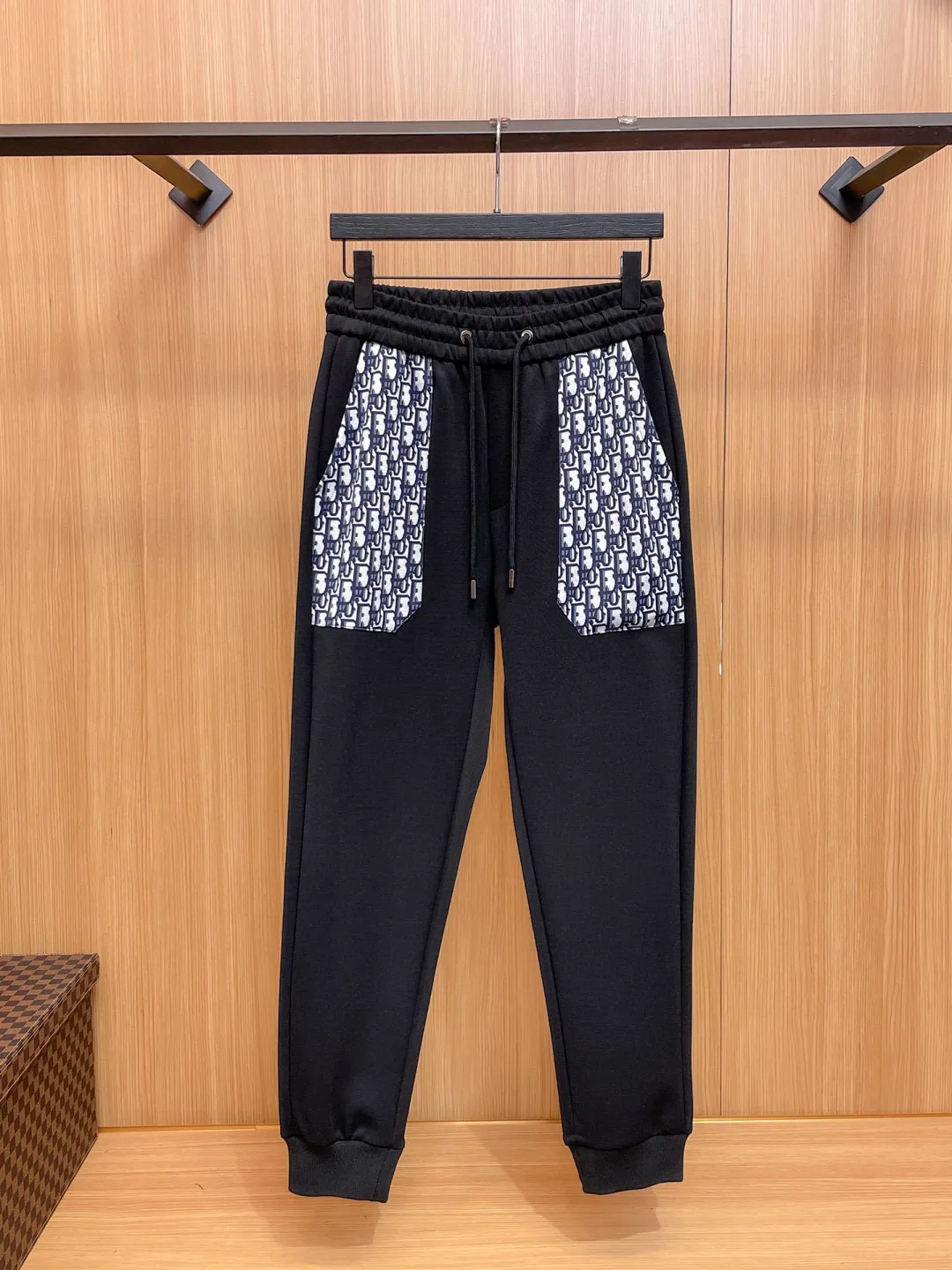 🅿️720 [DIOR Dior] Hot-selling suit is coming. Focus on the original version of the official website. 2025 new hot-selling cardigan and sweatshirt suit. The original order is the best 🇭🇰. It is the meticulous work of top designers for a fitting and perfect upper body effect. All-natural high-quality Tencel Roman cotton 100%, close-fitting comfort, noble and elegant! Original hardware embodies elegance and nobility! Counter size: M-3XL (maximum wear up to 190 pounds)