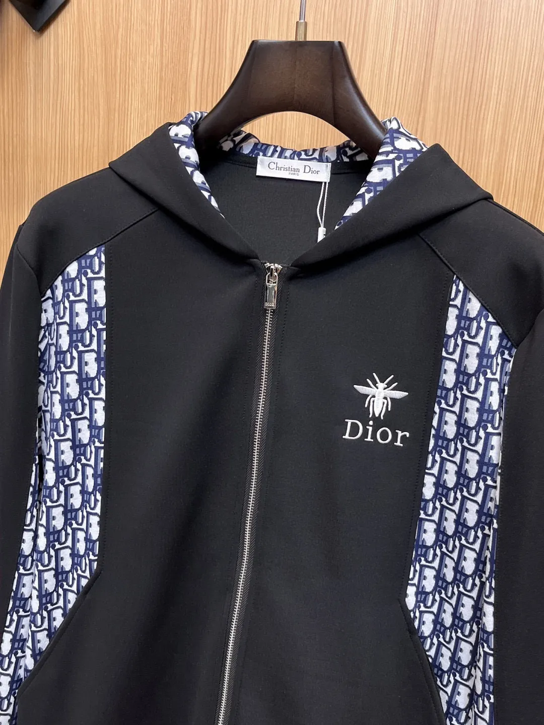 🅿️720 [DIOR Dior] Hot-selling suit is coming. Focus on the original version of the official website. 2025 new hot-selling cardigan and sweatshirt suit. The original order is the best 🇭🇰. It is the meticulous work of top designers for a fitting and perfect upper body effect. All-natural high-quality Tencel Roman cotton 100%, close-fitting comfort, noble and elegant! Original hardware embodies elegance and nobility! Counter size: M-3XL (maximum wear up to 190 pounds)