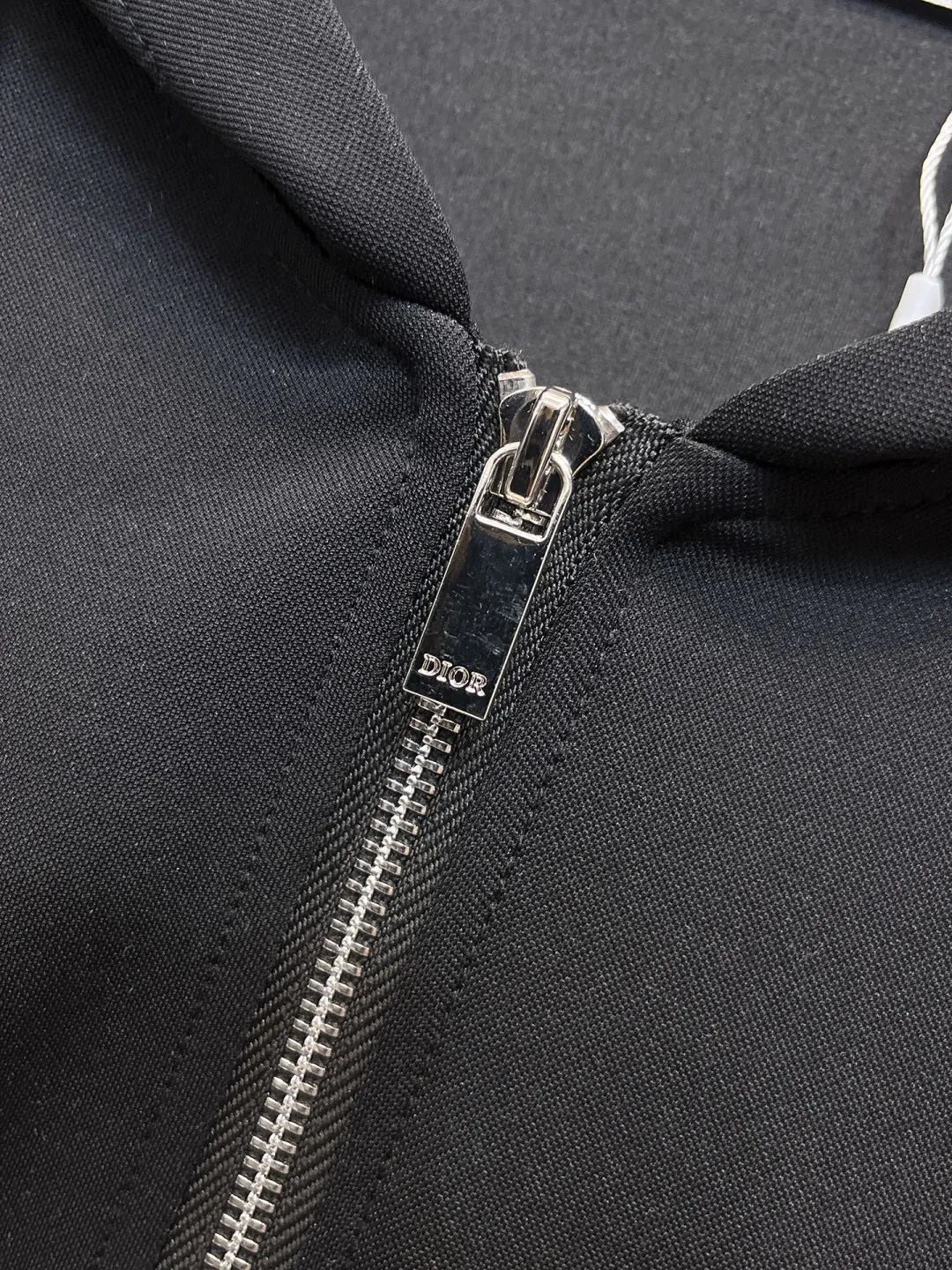 🅿️720 [DIOR Dior] Hot-selling suit is coming. Focus on the original version of the official website. 2025 new hot-selling cardigan and sweatshirt suit. The original order is the best 🇭🇰. It is the meticulous work of top designers for a fitting and perfect upper body effect. All-natural high-quality Tencel Roman cotton 100%, close-fitting comfort, noble and elegant! Original hardware embodies elegance and nobility! Counter size: M-3XL (maximum wear up to 190 pounds)
