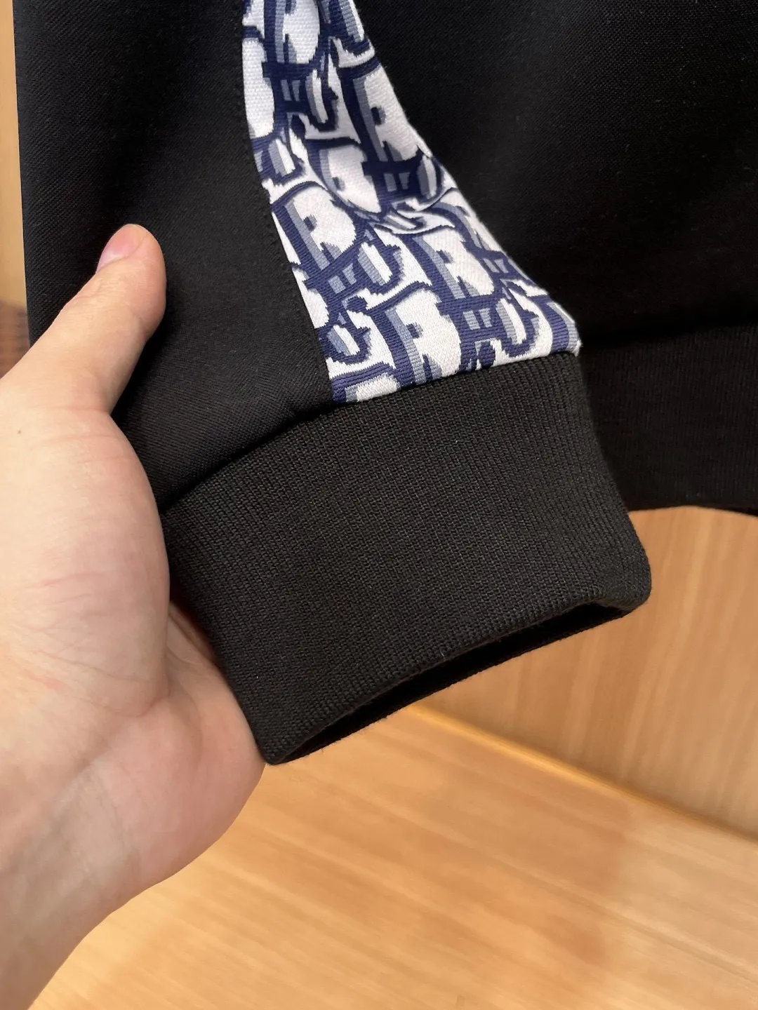 🅿️720 [DIOR Dior] Hot-selling suit is coming. Focus on the original version of the official website. 2025 new hot-selling cardigan and sweatshirt suit. The original order is the best 🇭🇰. It is the meticulous work of top designers for a fitting and perfect upper body effect. All-natural high-quality Tencel Roman cotton 100%, close-fitting comfort, noble and elegant! Original hardware embodies elegance and nobility! Counter size: M-3XL (maximum wear up to 190 pounds)