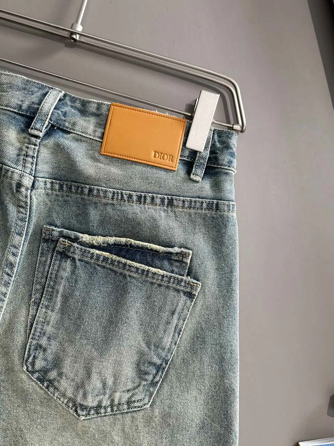 🅿️330 Dior 2025 summer new jeans denim shorts are produced using imported Japanese Denim plain cotton denim fabrics, complete with three standards. The top stone-washed process makes the texture reach the old taste of the 1980s. It is soft, delicate, comfortable and breathable. The color has a modern and fashionable vicissitudes. The upper body is versatile and fashionable! Light luxury, a must-have item for daily commuting! Code number: 28-38 (please state your height and weight when placing an order)