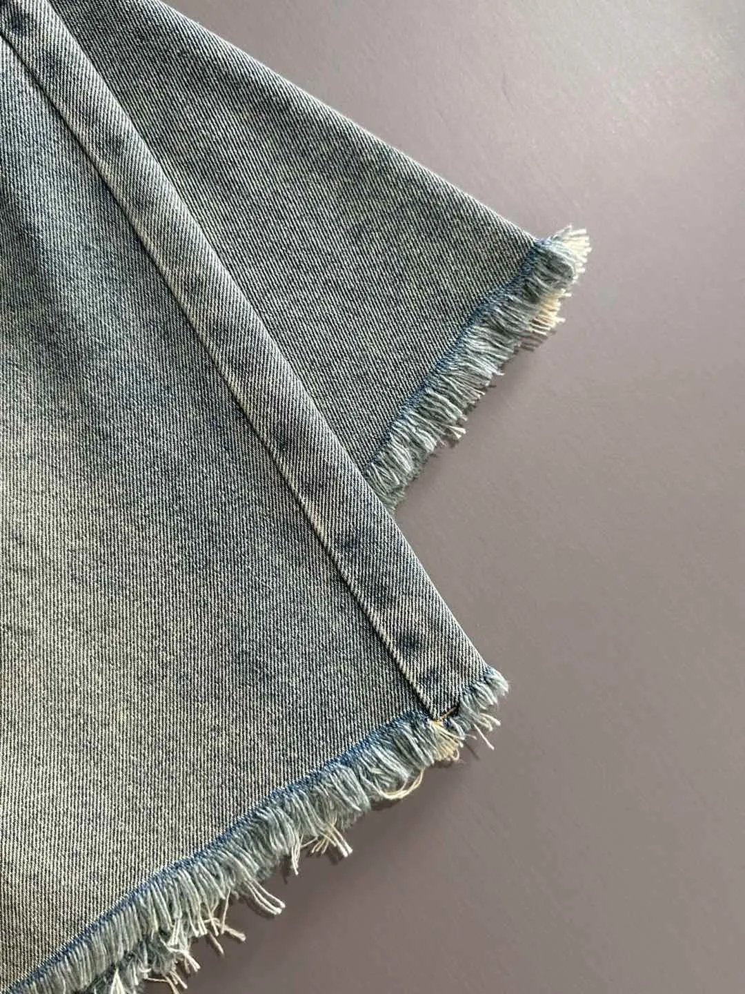 🅿️330 Dior 2025 summer new jeans denim shorts are produced using imported Japanese Denim plain cotton denim fabrics, complete with three standards. The top stone-washed process makes the texture reach the old taste of the 1980s. It is soft, delicate, comfortable and breathable. The color has a modern and fashionable vicissitudes. The upper body is versatile and fashionable! Light luxury, a must-have item for daily commuting! Code number: 28-38 (please state your height and weight when placing an order)