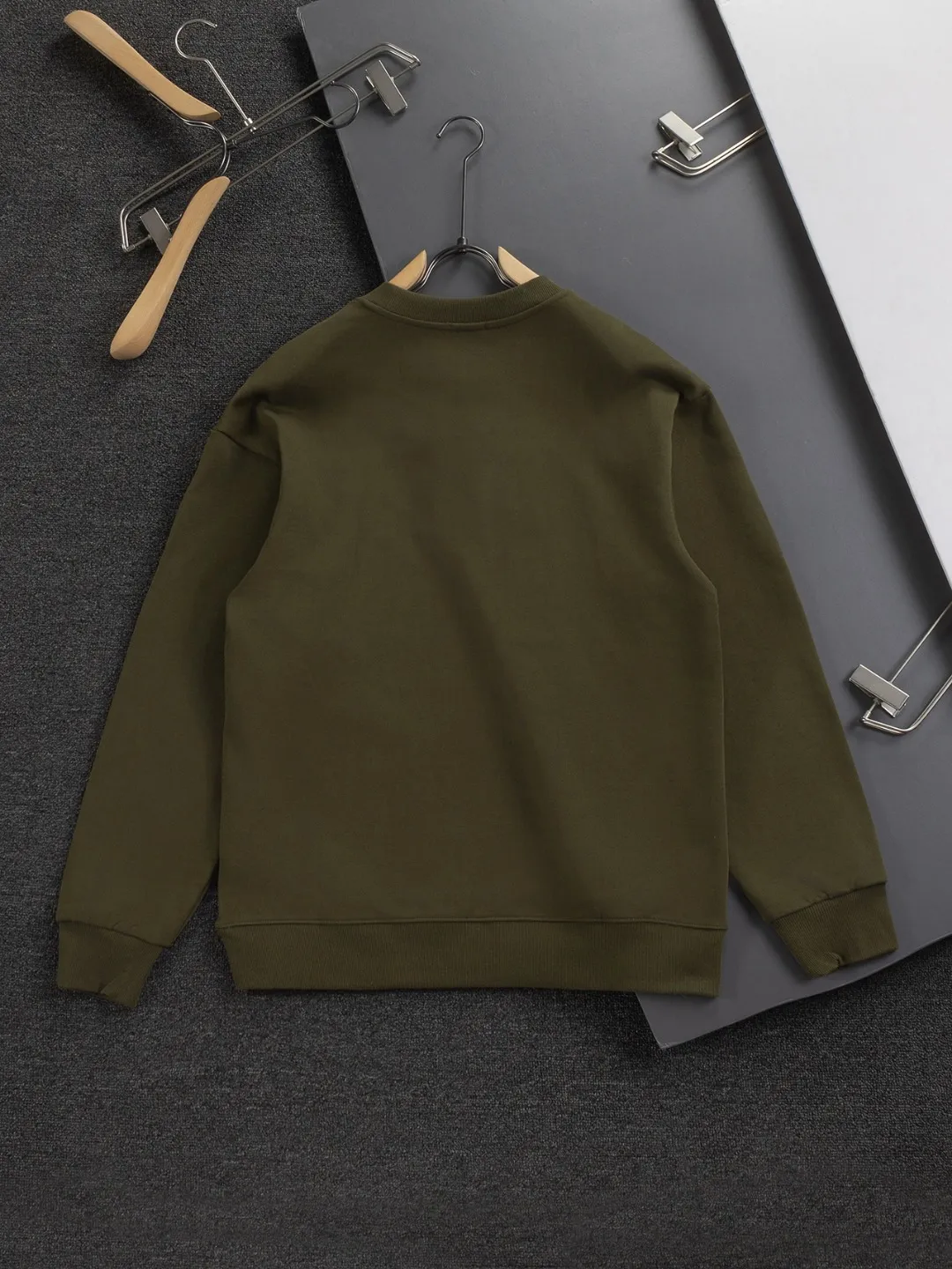 🅿️280 Dior Dior micro wide version CD micro wide version S-Xl 25ss autumn and winter sweatshirt, forever unbeatable, classic style, permanent boutique, counter timeless classic washed style, classic CD letter logo on the chest🪡 embroidery, neckline, sleeve hem, washed heavy craftsmanship logo pattern, heavy craftsmanship, same style for men and women, short-sleeved T-shirt, cotton blended terry jersey fabric, original development This is from the 2025 beachwear limited series. The full-logo jacquard towel highlights the classic Obliave flower. It is matched with an S-shaped round neck and topstitching. It is unique. The whole body is decorated with obliqve jacquard. The ribbed round neck is matched with V-shaped topstitching. Customized accessories. The whole body is customized and developed according to the Y-panel... Complete with three standards, it can control various styles and pay tribute to Dior's historic year! Coupled with the blessing of full-flower cotton material, both the upper body comfort and the existence are unparalleled. It can be said to be a must-have companion in summer. The excellent breathability and comfortable wearing feeling are unparalleled~ Recommended! ! Same style for men and women! Color: Black White Size: S-XL Size chart: S: Shoulder width 51-Bust 56-Length 69 M: Shoulder width 52.5-Bust 58-Length 71 L: Shoulder width 54-Bust 60-Length 73 XL: Shoulder width 55.5-Bust 62-Length 75